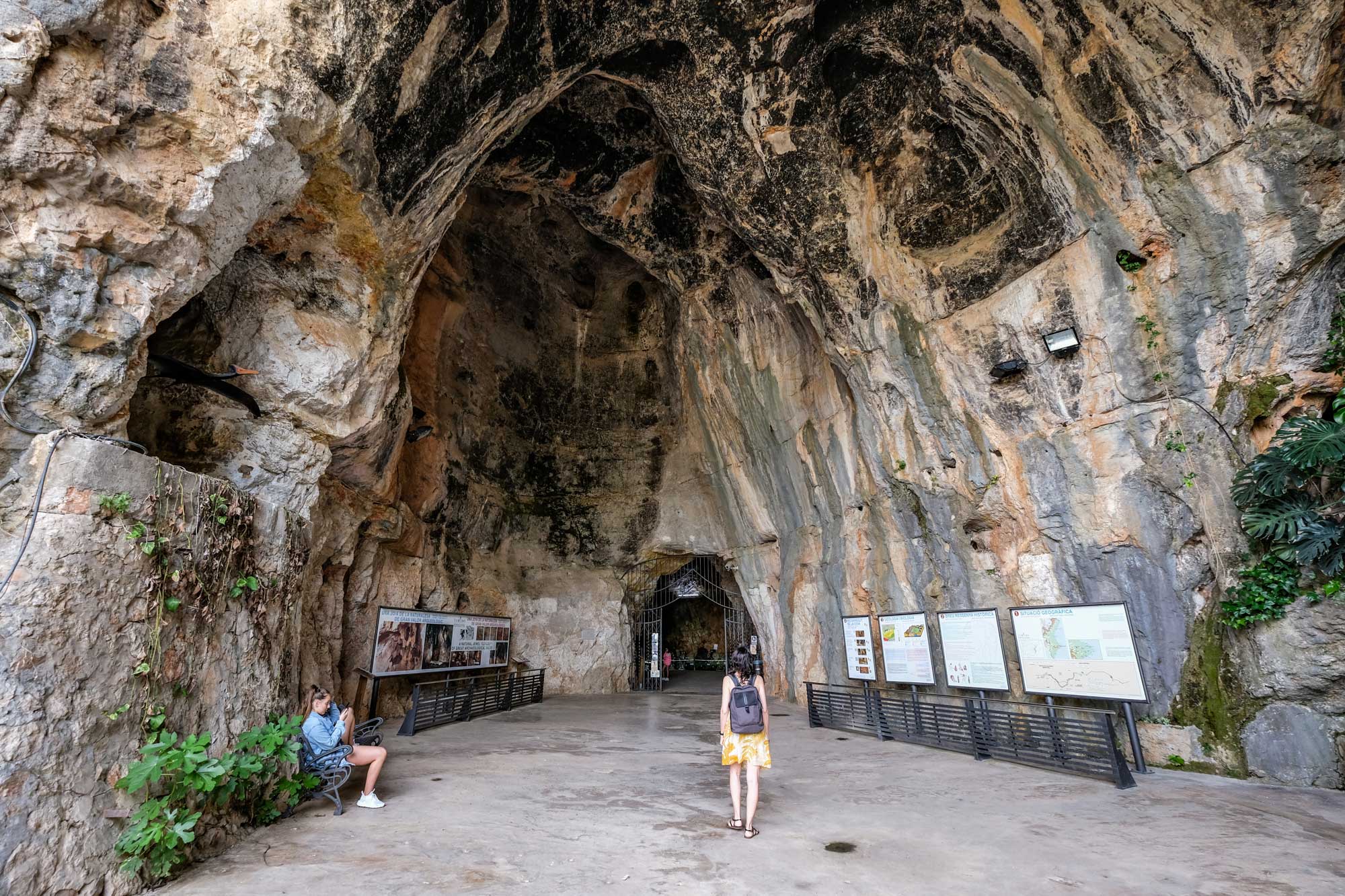 La grandiosidad de la entrada principal de la Cueva de las Calaveras. La grandiosidad de la entrada principal de la Cueva de las Calaveras.