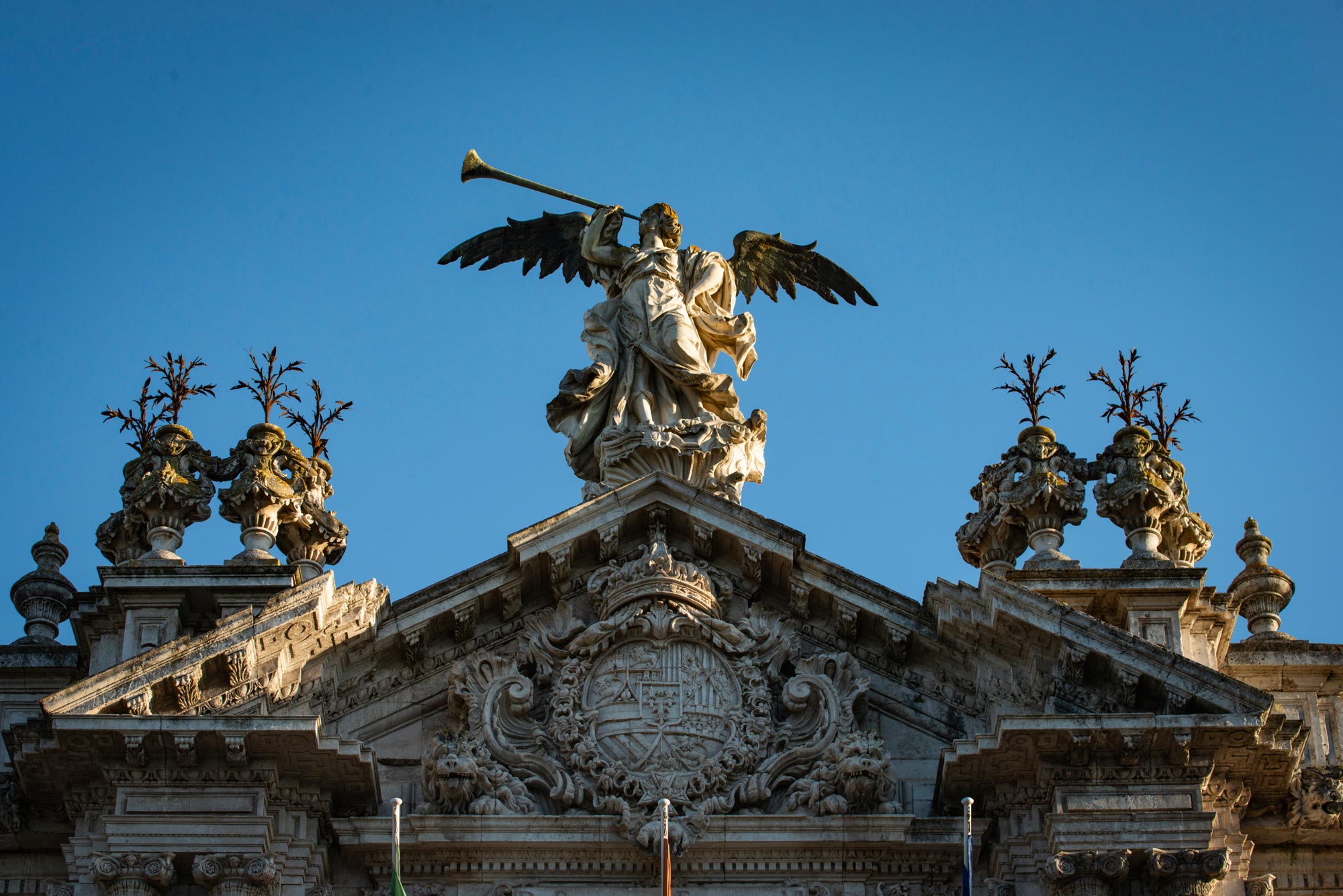 El Ángel Fama y su trompeta sobre la Real Fábrica de Tabacos. Perseguidor de cigarreras. El Ángel Fama y su trompeta sobre la Real Fábrica de Tabacos. Perseguidor de cigarreras.