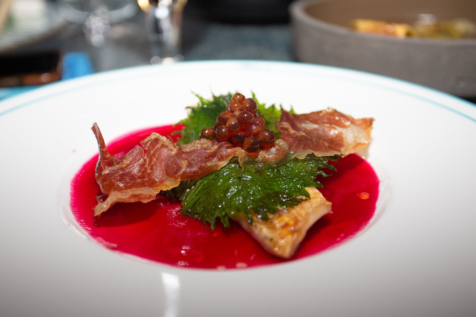 Restaurante 'Molo47' (Formentera): lubina con shiso y jamón serrano Restaurante 'Molo47' (Formentera): lubina con shiso y jamón serrano