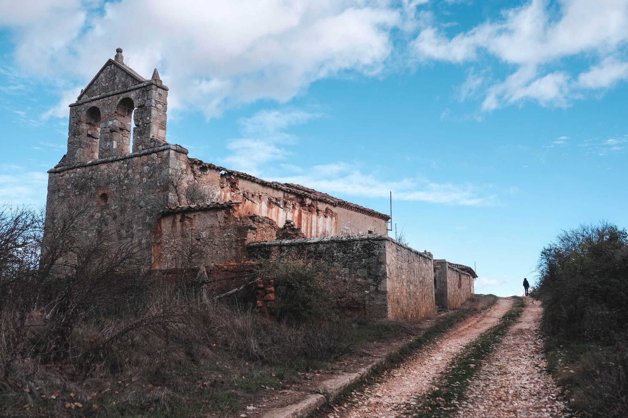 Iglesia en el pueblo abandonado de Escobosa de Calatañazor, en Soria. Iglesia en el pueblo abandonado de Escobosa de Calatañazor, en Soria.
