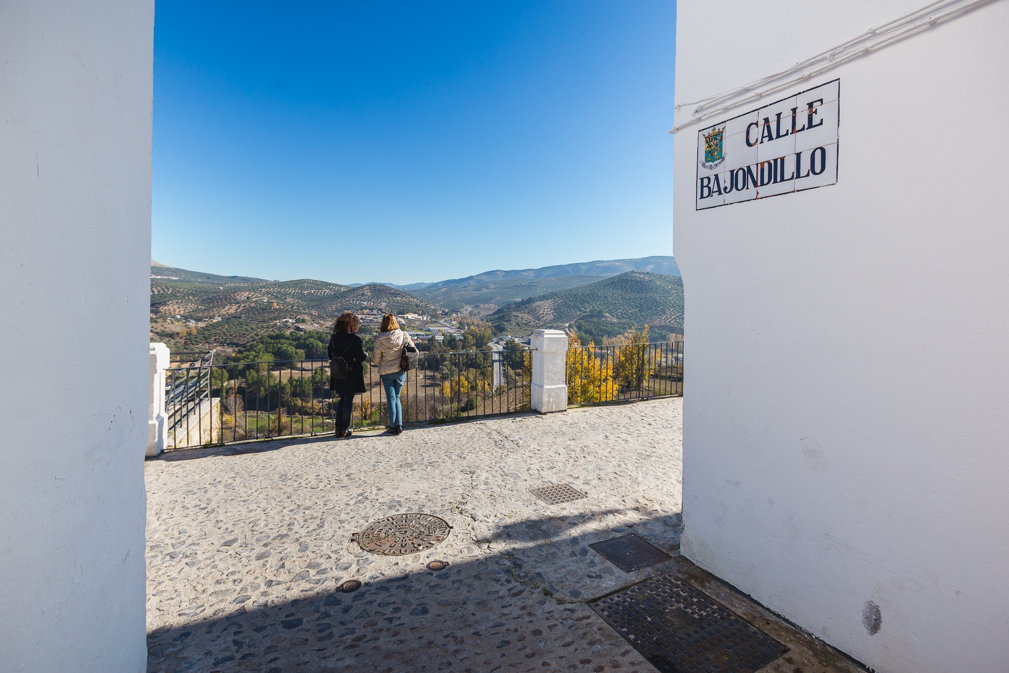 Bajondillo es una de las calles de La Villa que desembocan en el Adarve. Bajondillo es una de las calles de La Villa que desembocan en el Adarve.