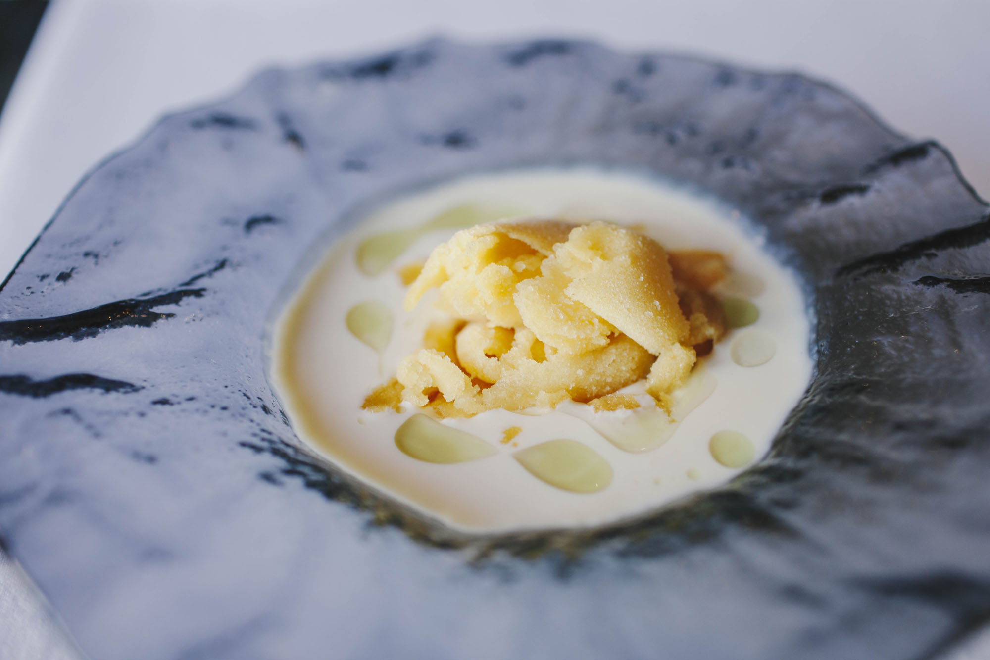 Sopa de chocolate blanco, granizado de parchita, cardamomo y menta. Sopa de chocolate blanco, granizado de parchita, cardamomo y menta.
