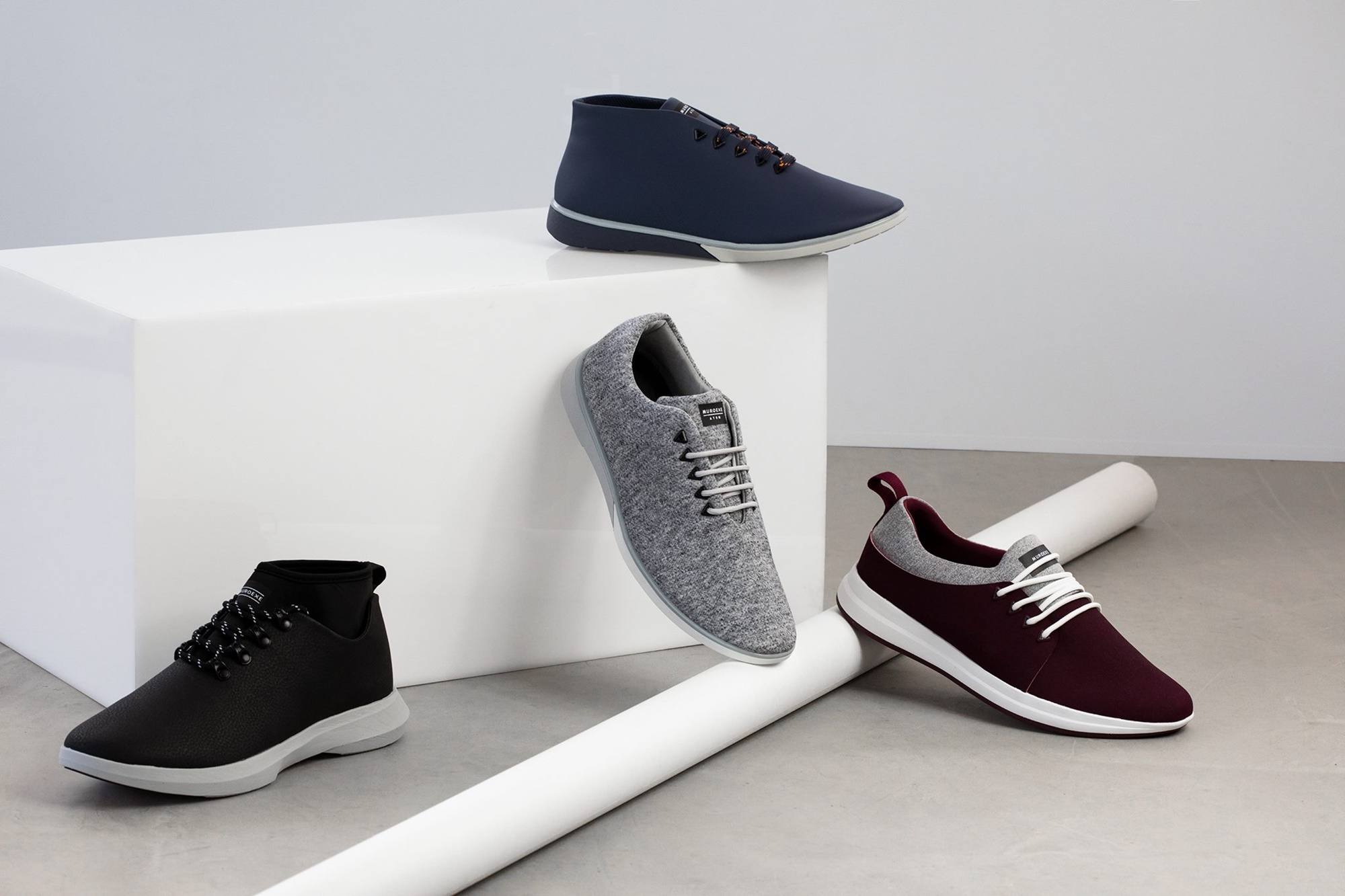 El adorno mínimo y los colores sobrios convierten las zapatillas en un concepto algo más formal. Foto: Muroexe. El adorno mínimo y los colores sobrios convierten las zapatillas en un concepto algo más formal. Foto: Muroexe.