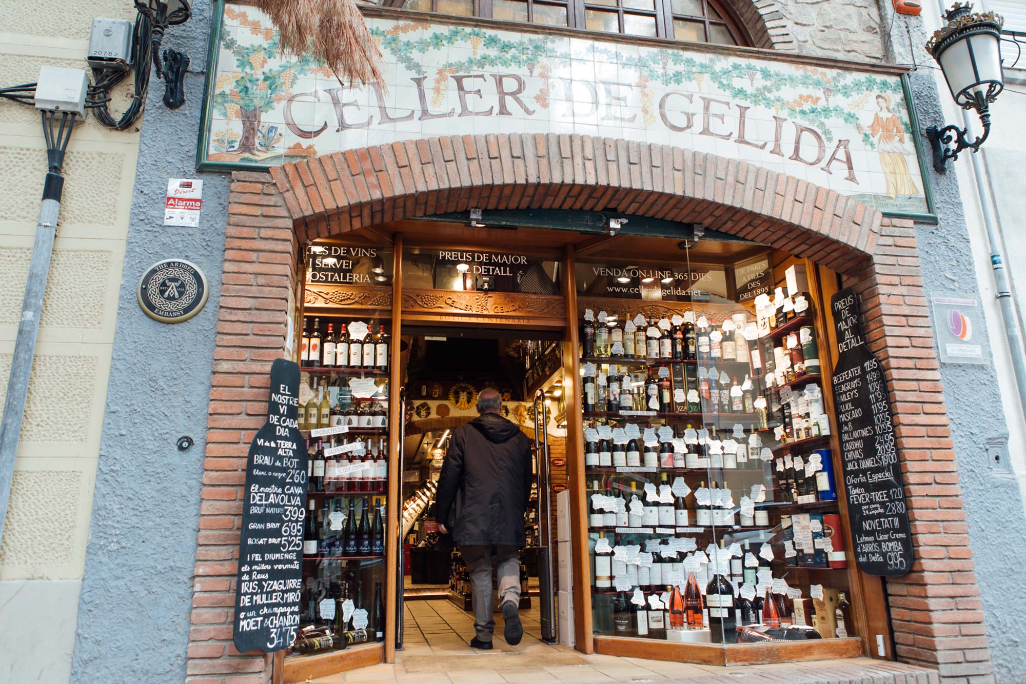 En la tienda de Toni Falgueras podemos encontrar unos 4.000 productos diferentes. En la tienda de Toni Falgueras podemos encontrar unos 4.000 productos diferentes.