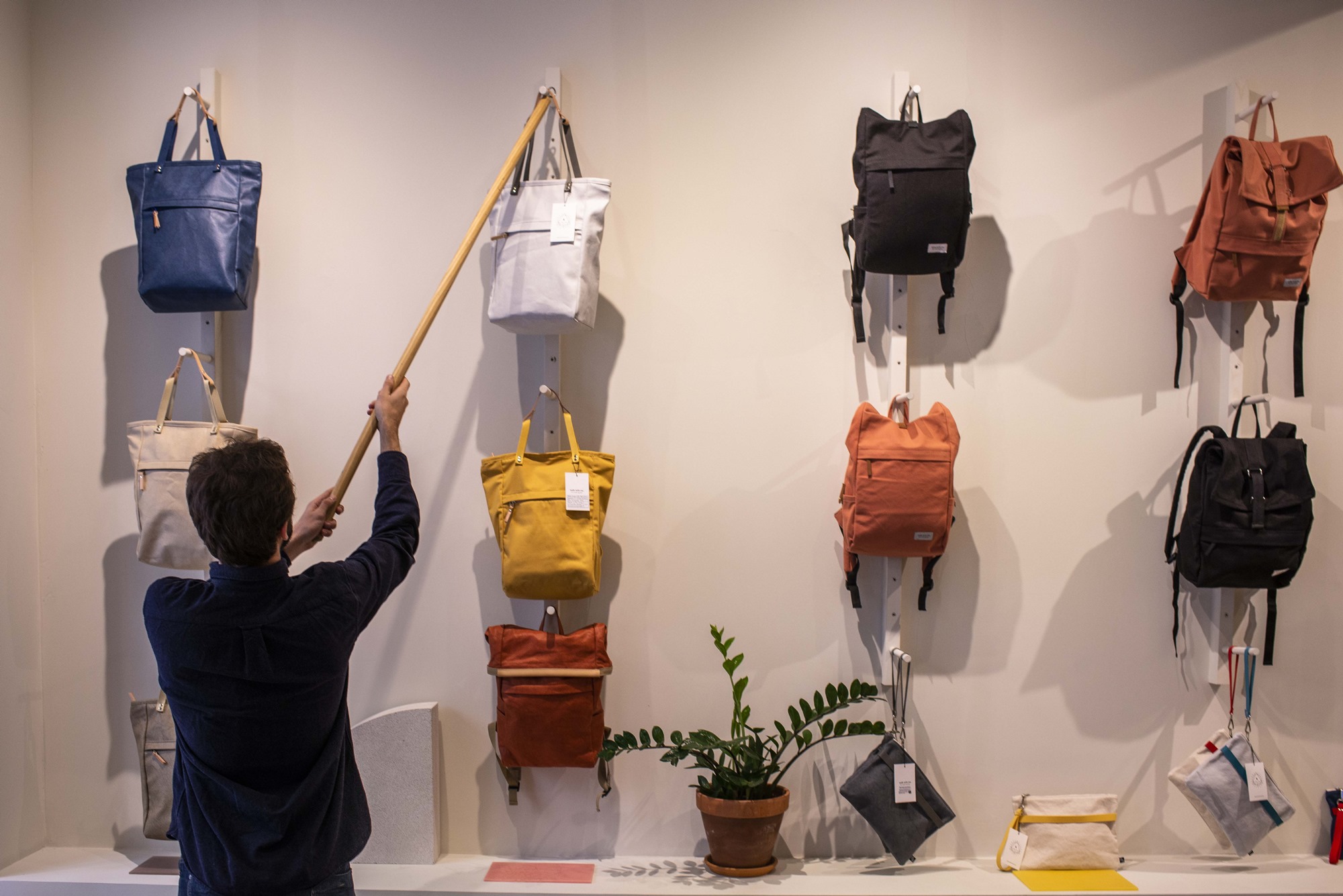 Los diseños de los bolsos y mochilas de Walk with me, simples y atractivos. Los diseños de los bolsos y mochilas de Walk with me, simples y atractivos.