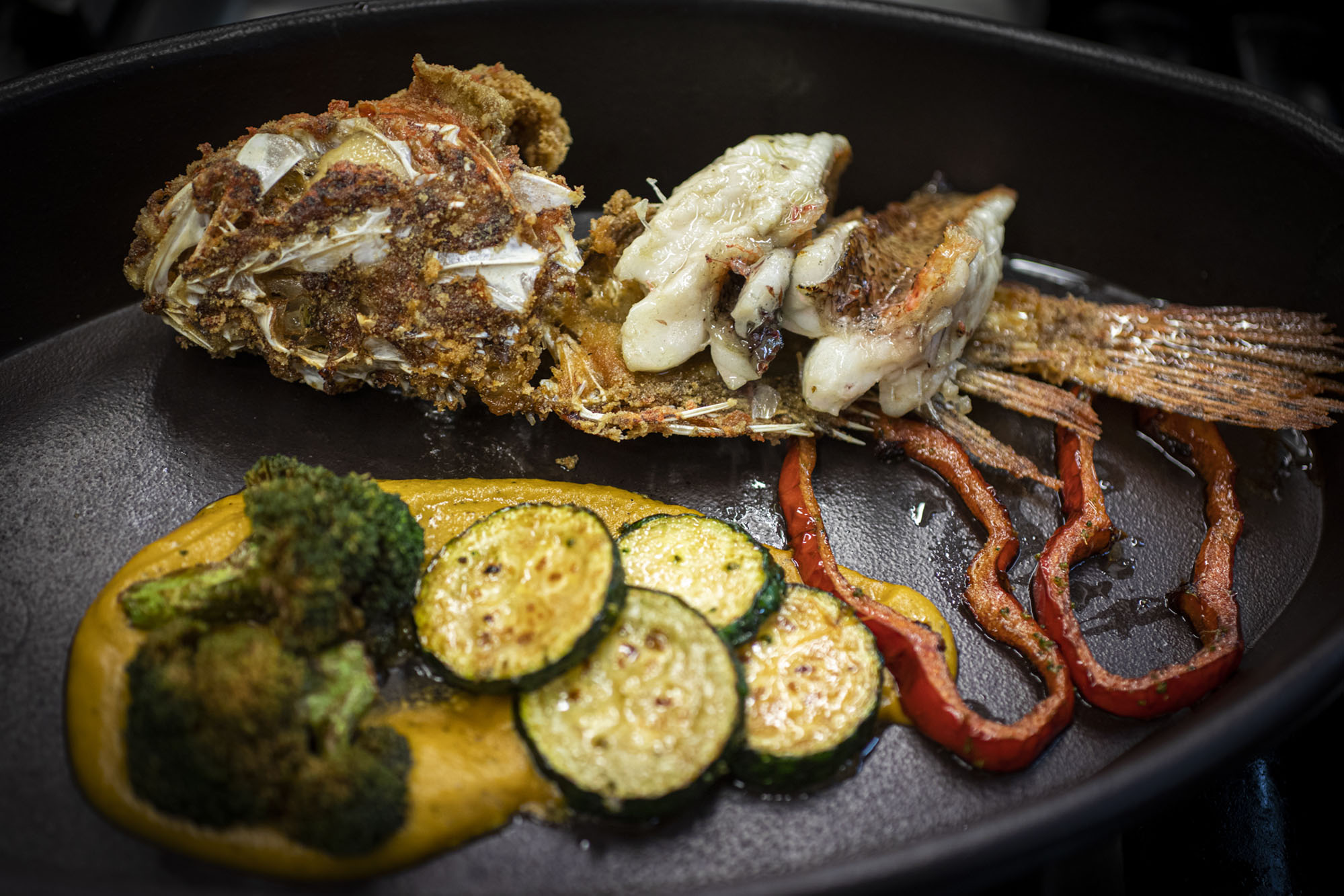 Los pescados del mar Menor se elaboran en el 'kamado' y se comen hasta las espinas. Los pescados del mar Menor se elaboran en el 'kamado' y se comen hasta las espinas.