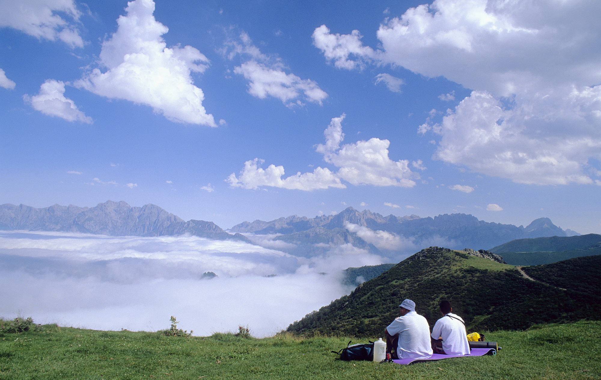 ¿Qué tal un picnic con estas vistas en el mirador de Llesba? Foto: Agefotostock ¿Qué tal un picnic con estas vistas en el mirador de Llesba? Foto: Agefotostock