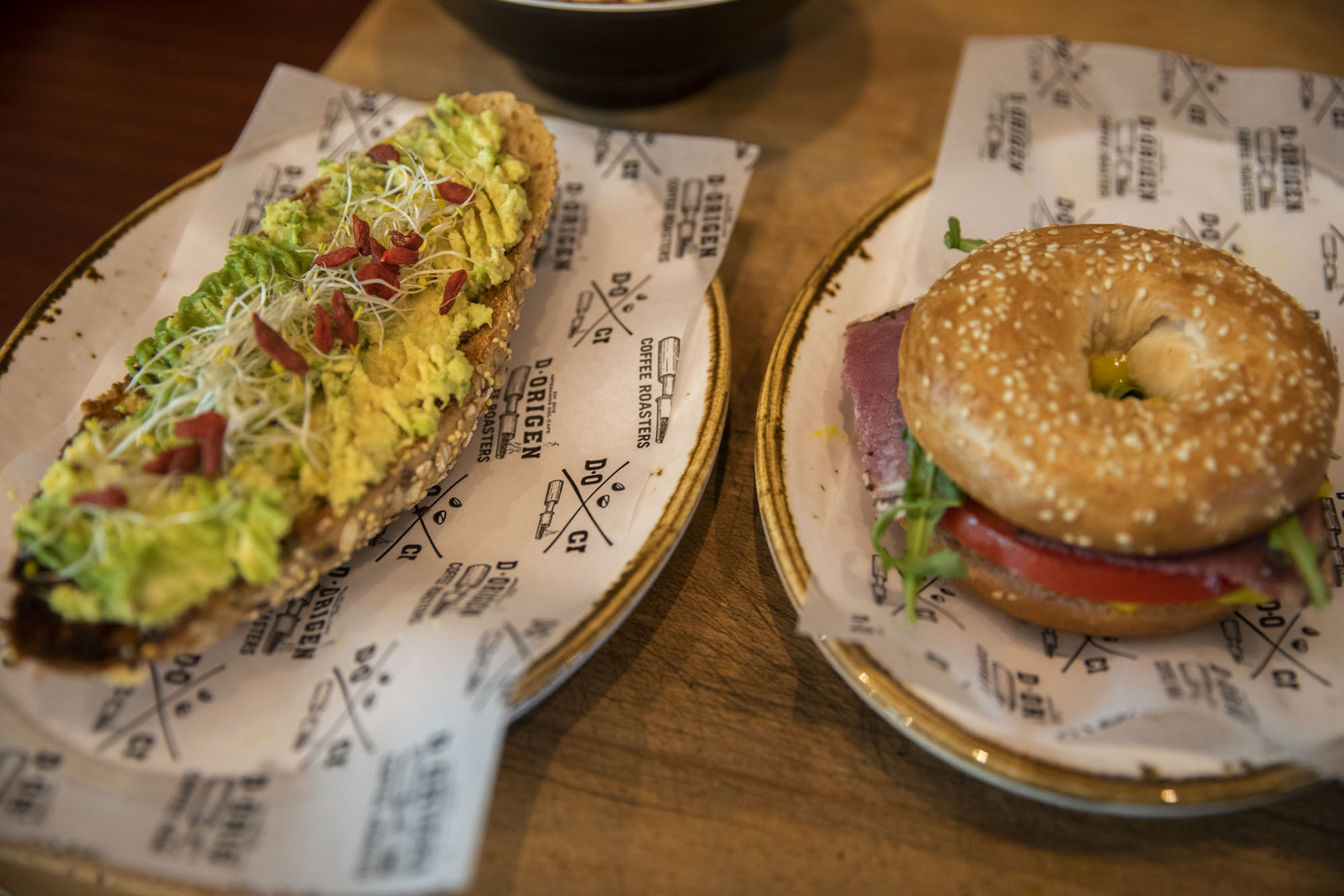 Tosta de aguacate con brotes y 'NY pastrami Bagel'. Tosta de aguacate con brotes y 'NY pastrami Bagel'.