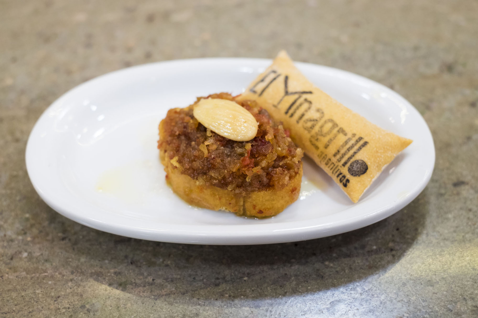 La tosta de 'garum': hueva de maruca rallada con aceite de oliva y almendra. La tosta de 'garum': hueva de maruca rallada con aceite de oliva y almendra.