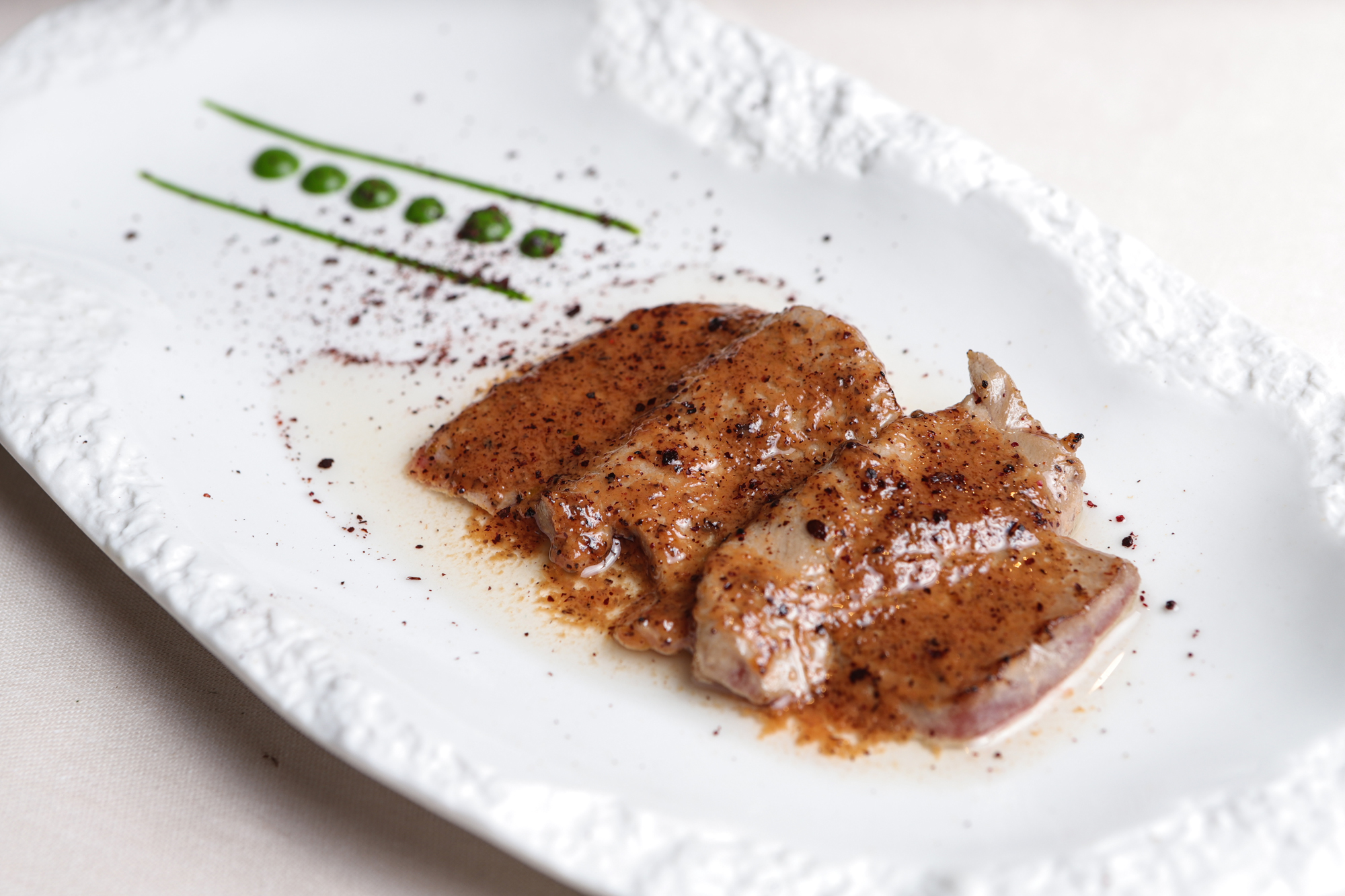 Este plato de atún soasado con 'sumac' nace de un viaje del cocinero a Beirut. Este plato de atún soasado con 'sumac' nace de un viaje del cocinero a Beirut.