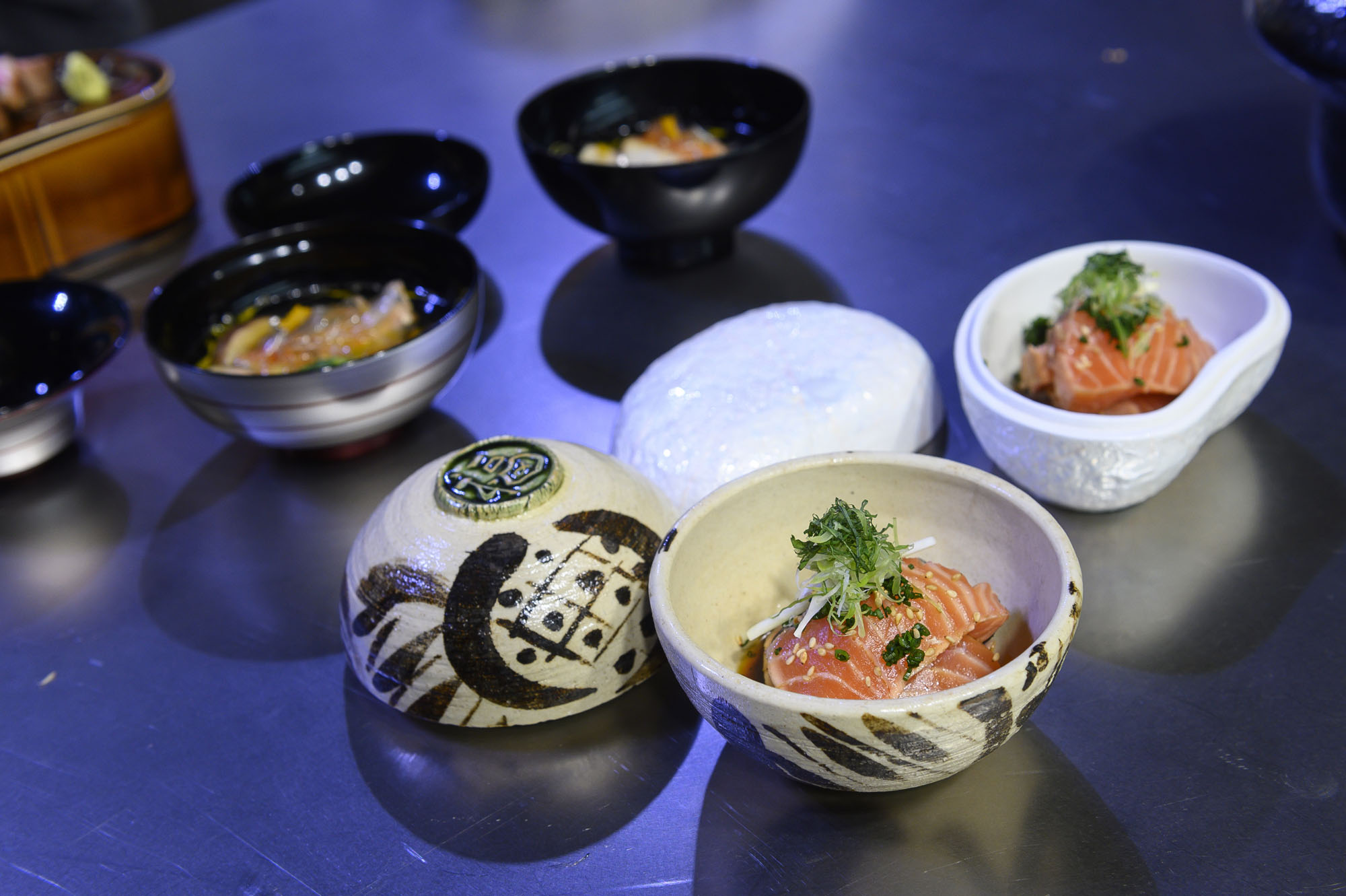Masahito preparó un 'tataki' de salmón, una sopa con base de alga 'kombu' y 'Katsuobushi' y un arroz con setas 'shiitake', salmón y trufa blanca. Masahito preparó un 'tataki' de salmón, una sopa con base de alga 'kombu' y 'Katsuobushi' y un arroz con setas 'shiitake', salmón y trufa blanca.