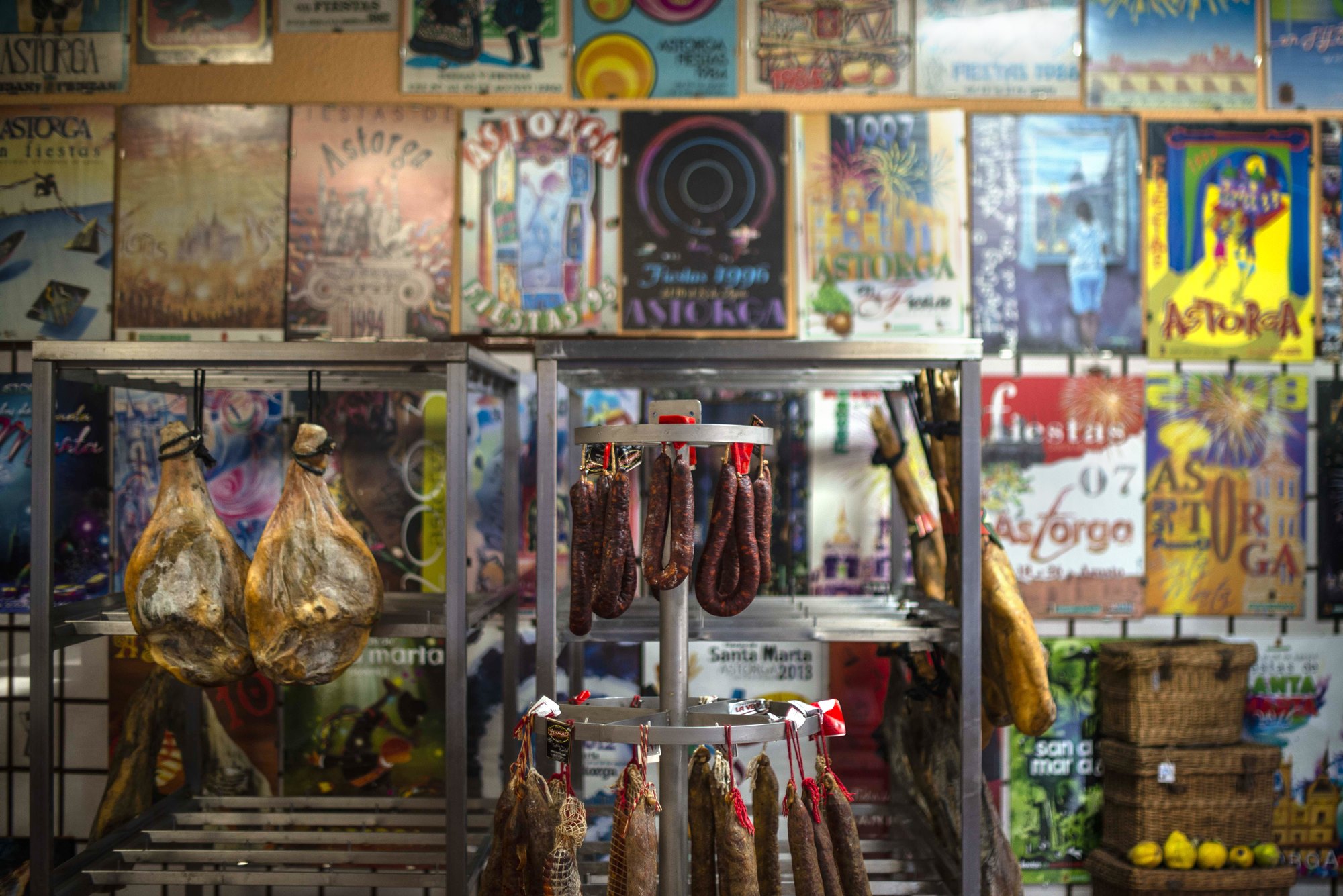 La tienda de cecina y embutidos del último maragato, Antonio El Jamonero. La tienda de cecina y embutidos del último maragato, Antonio El Jamonero.