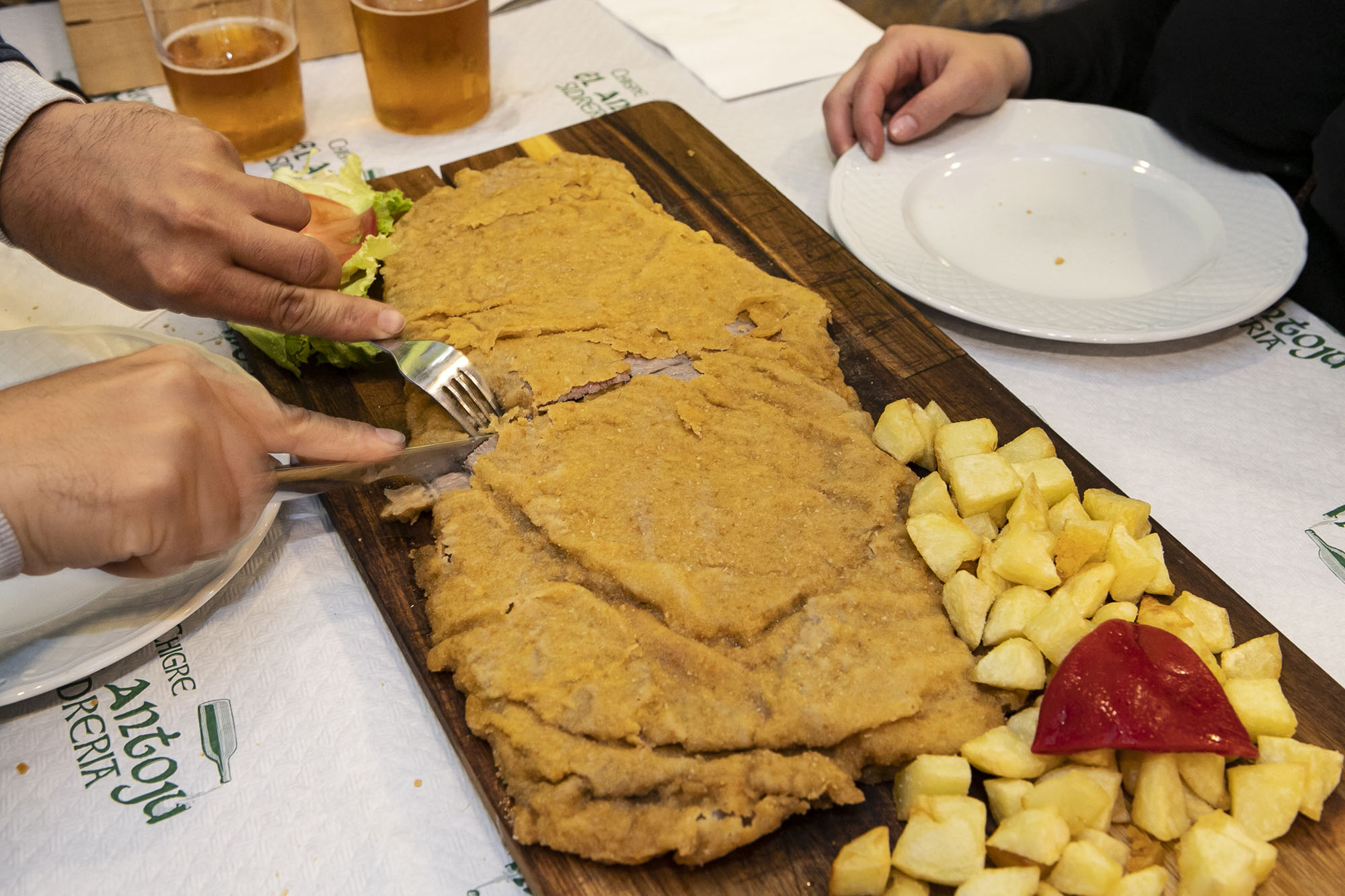 Los 'cachopos' XXL miden unos 45 cm de largo y 20 de ancho. Los 'cachopos' XXL miden unos 45 cm de largo y 20 de ancho.