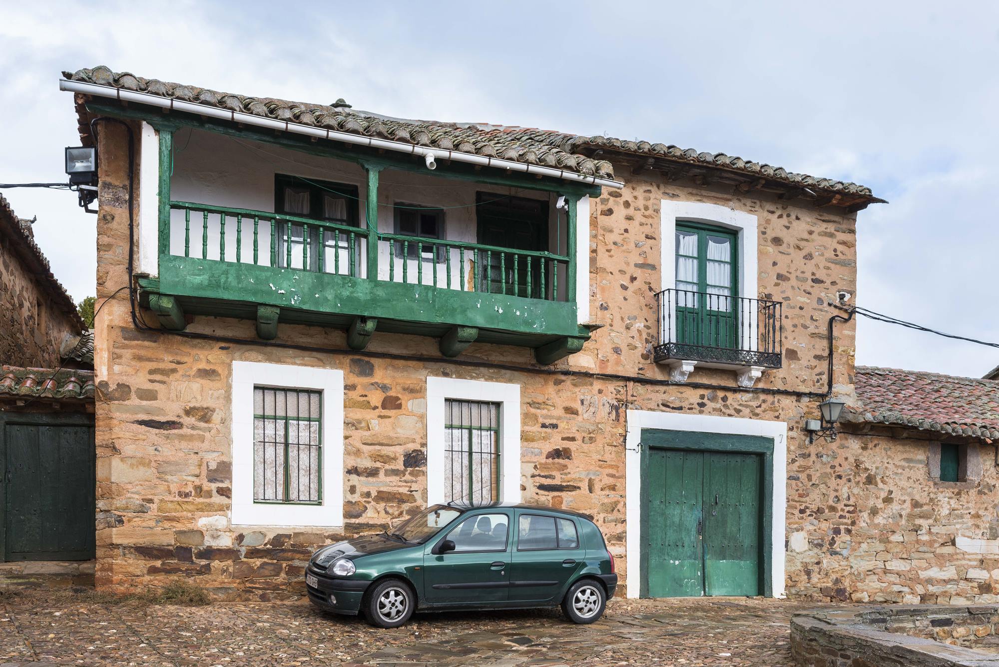 Las casas de los maragatos terminaron por integrar el portón para el carro y las reatas. Las casas de los maragatos terminaron por integrar el portón para el carro y las reatas.