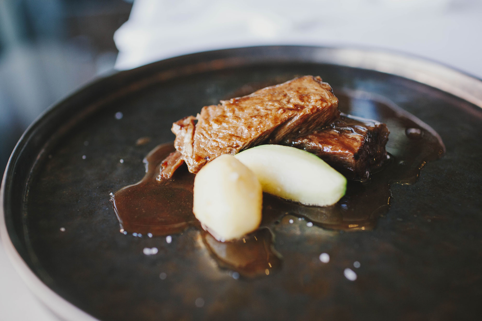 Ragú de aguja de vaca basta al listán negro y tofe de cebolla. Ragú de aguja de vaca basta al listán negro y tofe de cebolla.