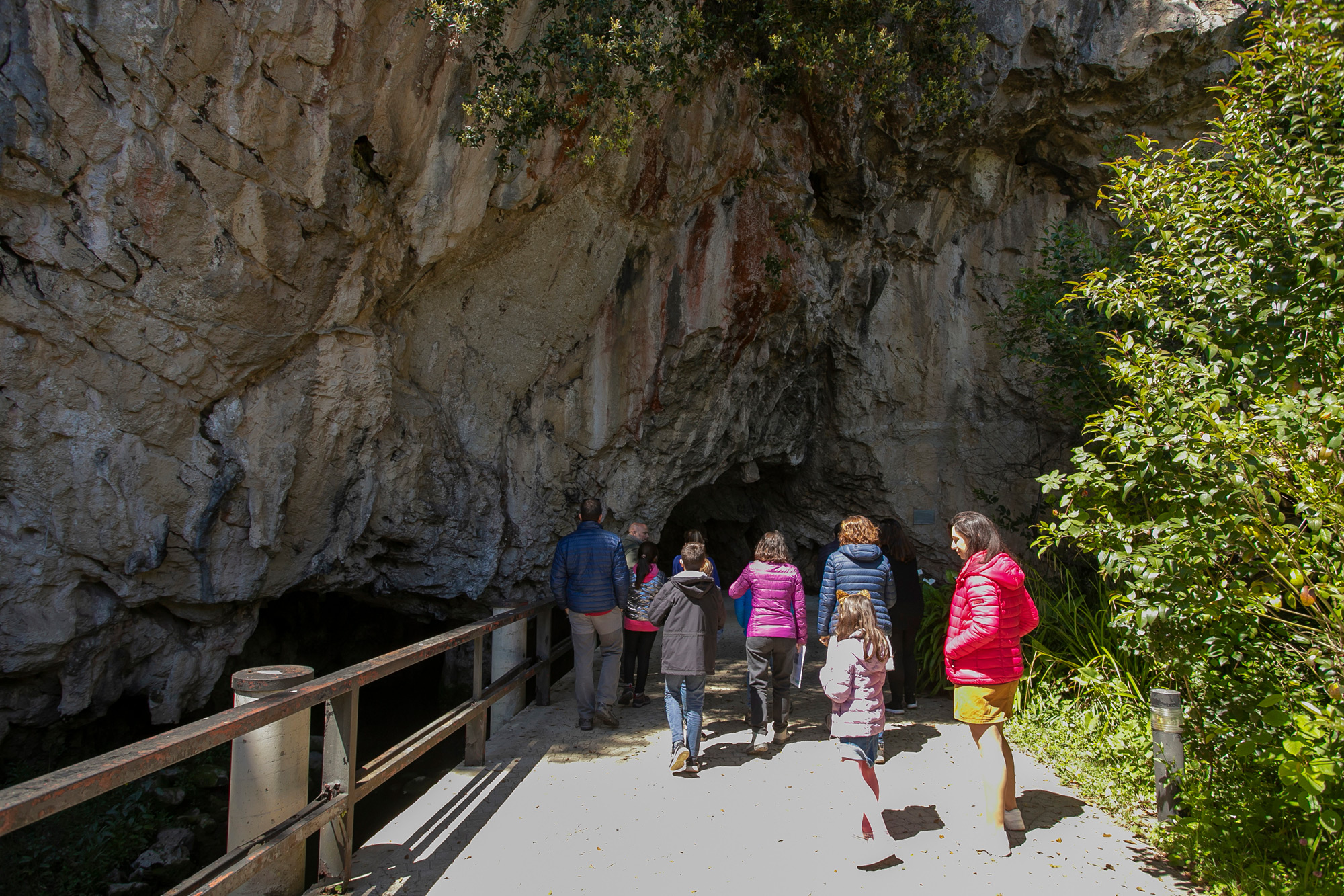 La entrada a la cueva se hace por un túnel artificial de 150 metros. La entrada a la cueva se hace por un túnel artificial de 150 metros.