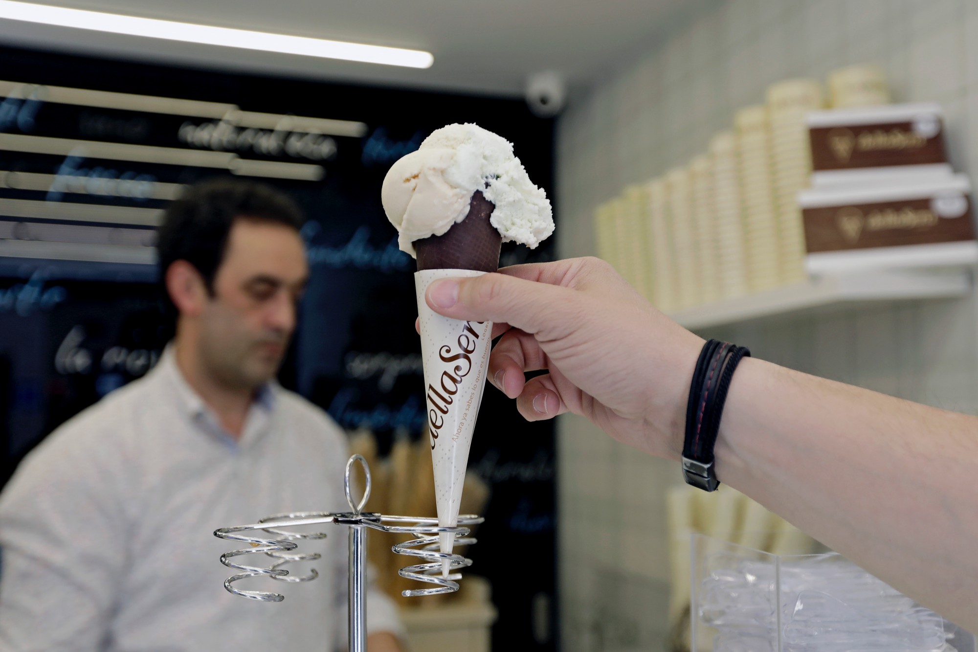 Heladería 'dellaSera': cono de helado Heladería 'dellaSera': cono de helado