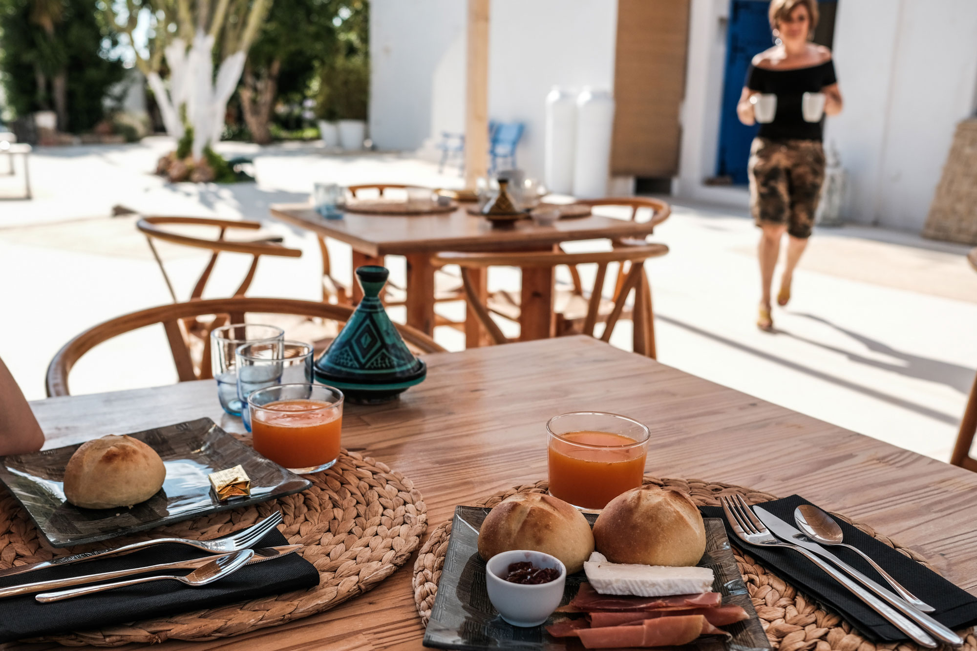 Desayuno en el patio del alojamiento. Desayuno en el patio del alojamiento.