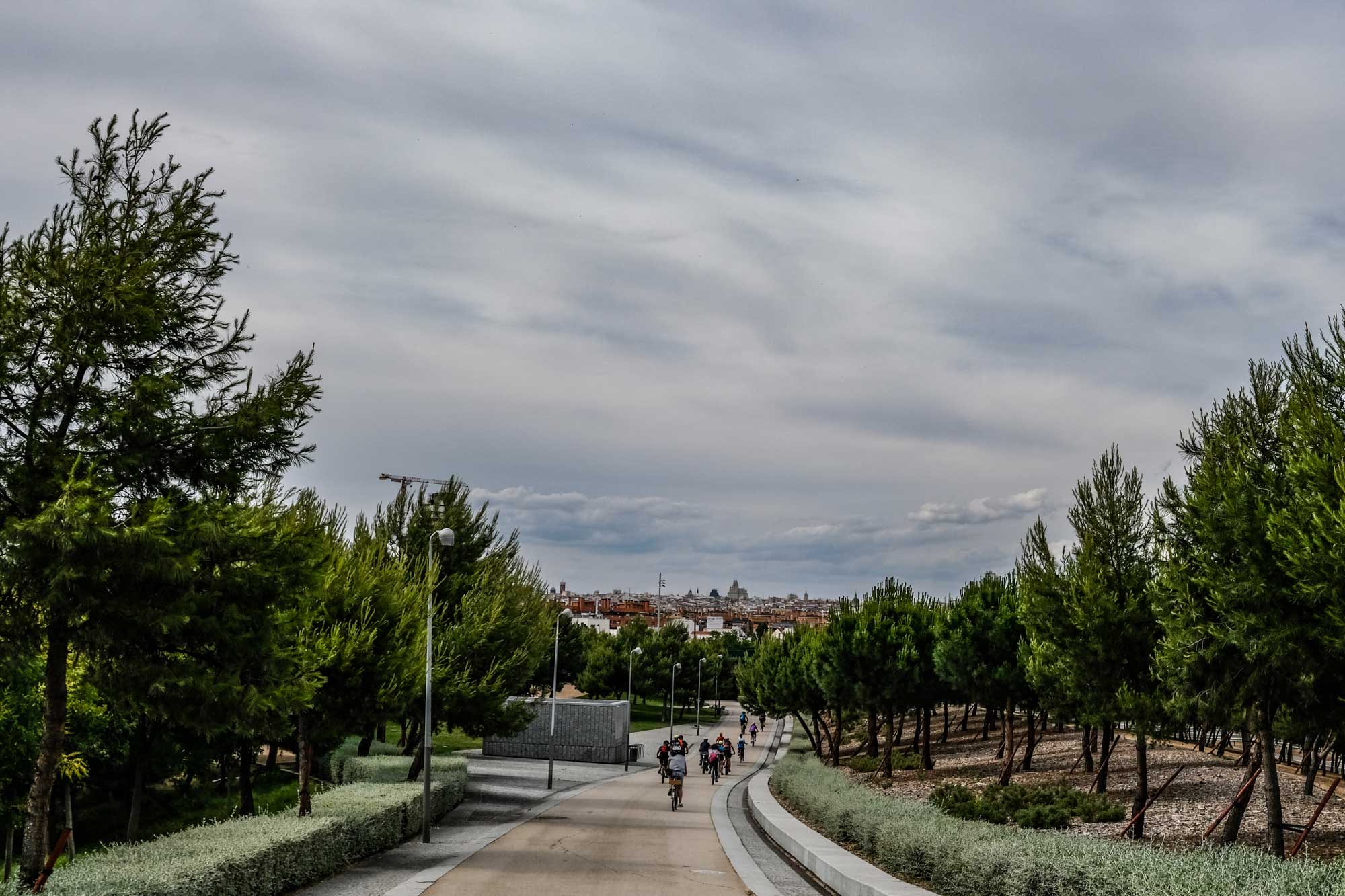 Paseo con Madrid al fondo y ciclistas. Paseo con Madrid al fondo y ciclistas.