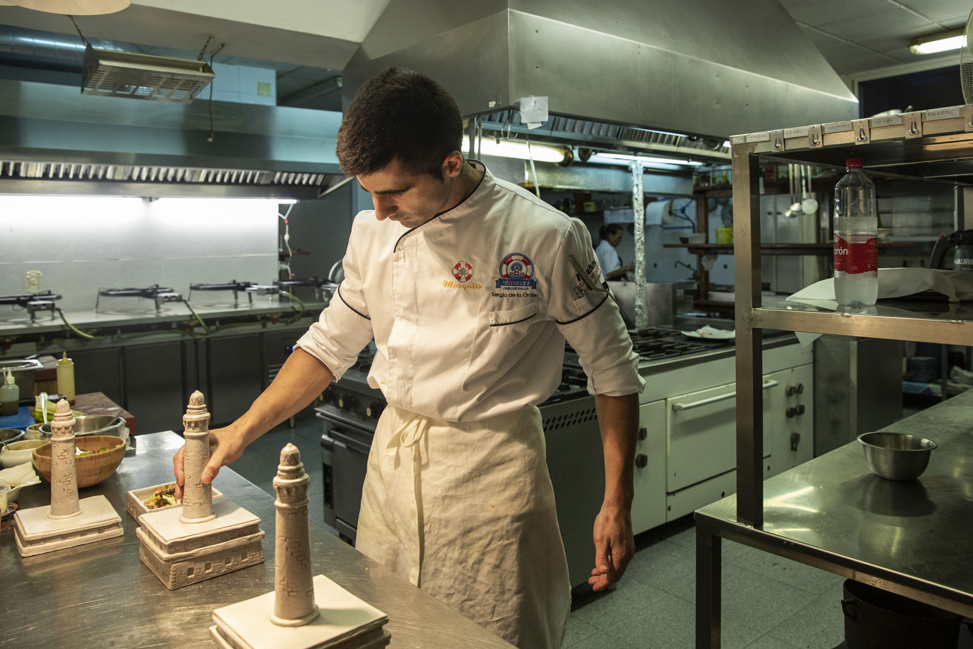 Sergio de la Orden en la cocina de 'El Mosquito' con el faro convertido en recipiente. Sergio de la Orden en la cocina de 'El Mosquito' con el faro convertido en recipiente.