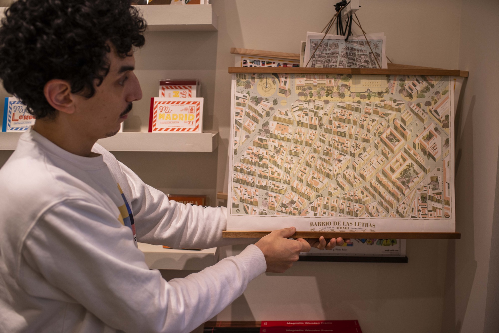 Pablo Baqués sostiene el mapa del Barrio de las Letras, ya un clásico en las tiendas alternativas de Madrid. Pablo Baqués sostiene el mapa del Barrio de las Letras, ya un clásico en las tiendas alternativas de Madrid.