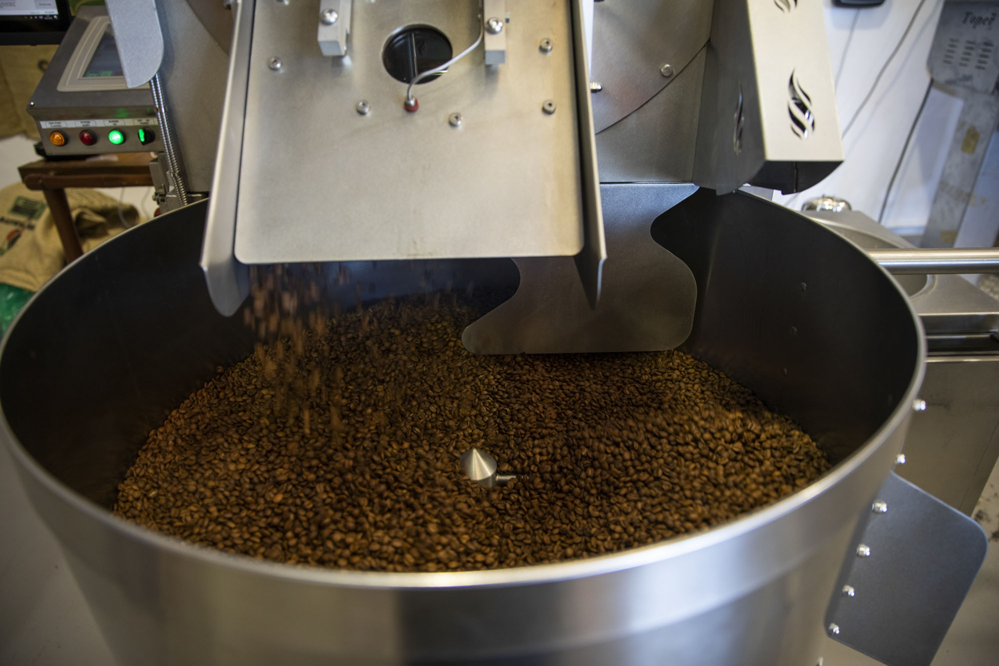 El tostador tiene su propia finca productora de la familia en Panamá, la Barú Black Mountain, donde se trabaja con técnicas manuales. El tostador tiene su propia finca productora de la familia en Panamá, la Barú Black Mountain, donde se trabaja con técnicas manuales.
