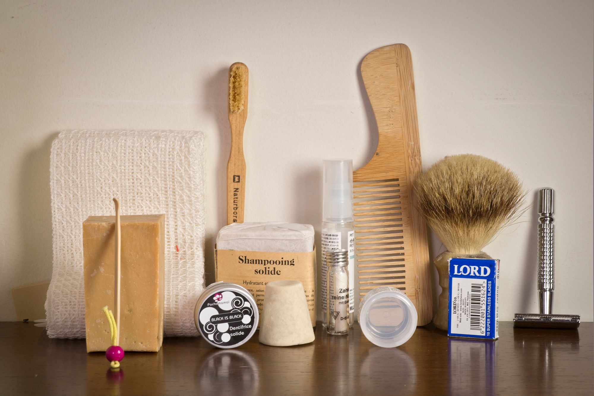 El neceser masculino se adapta a los nuevos tiempos con altas dosis de concienciación, efectividad y elegancia. El neceser masculino se adapta a los nuevos tiempos con altas dosis de concienciación, efectividad y elegancia.