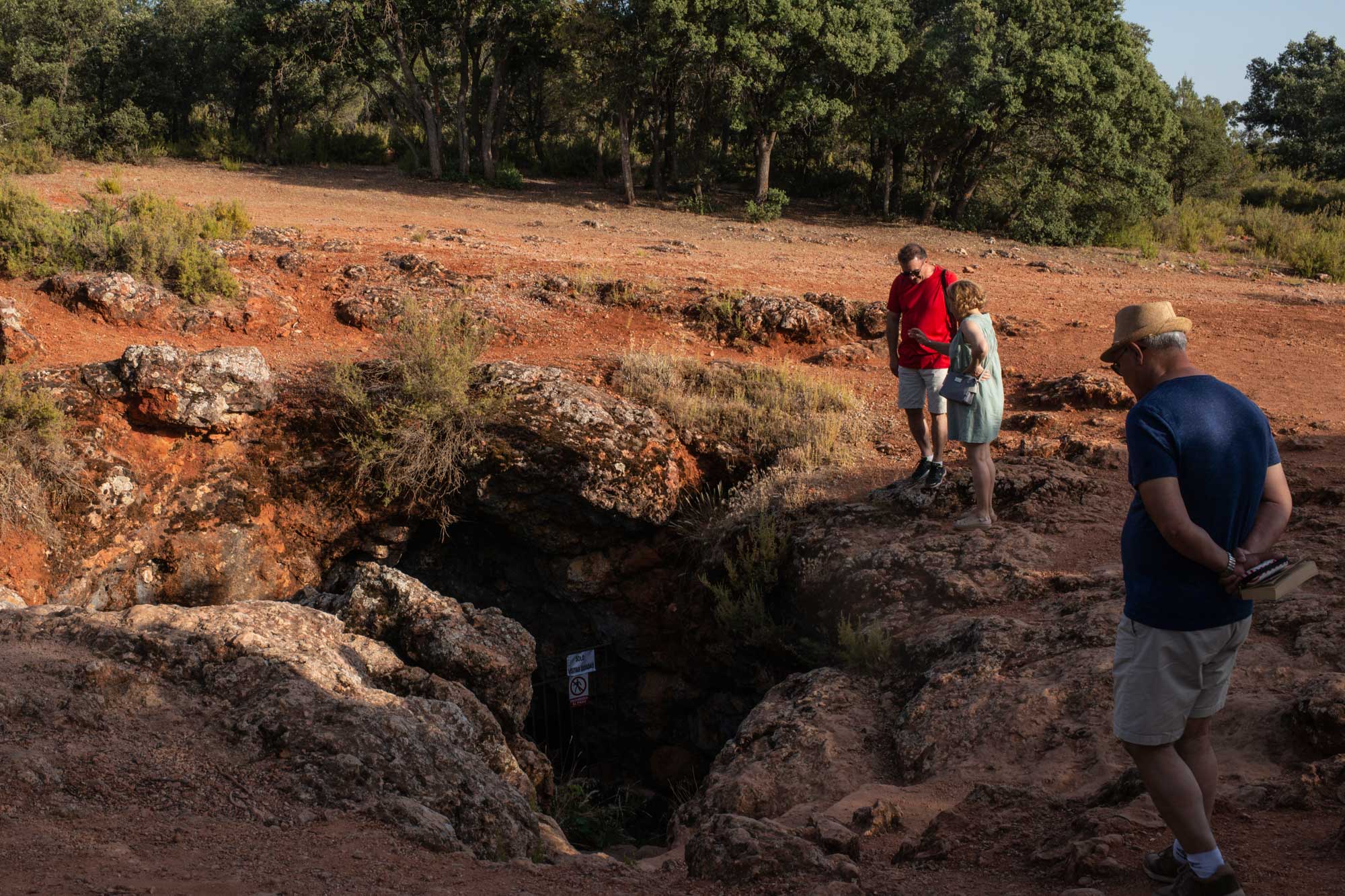 La entrada a la Cueva de Montesinos por la que descendió el Quijote. La entrada a la Cueva de Montesinos por la que descendió el Quijote.