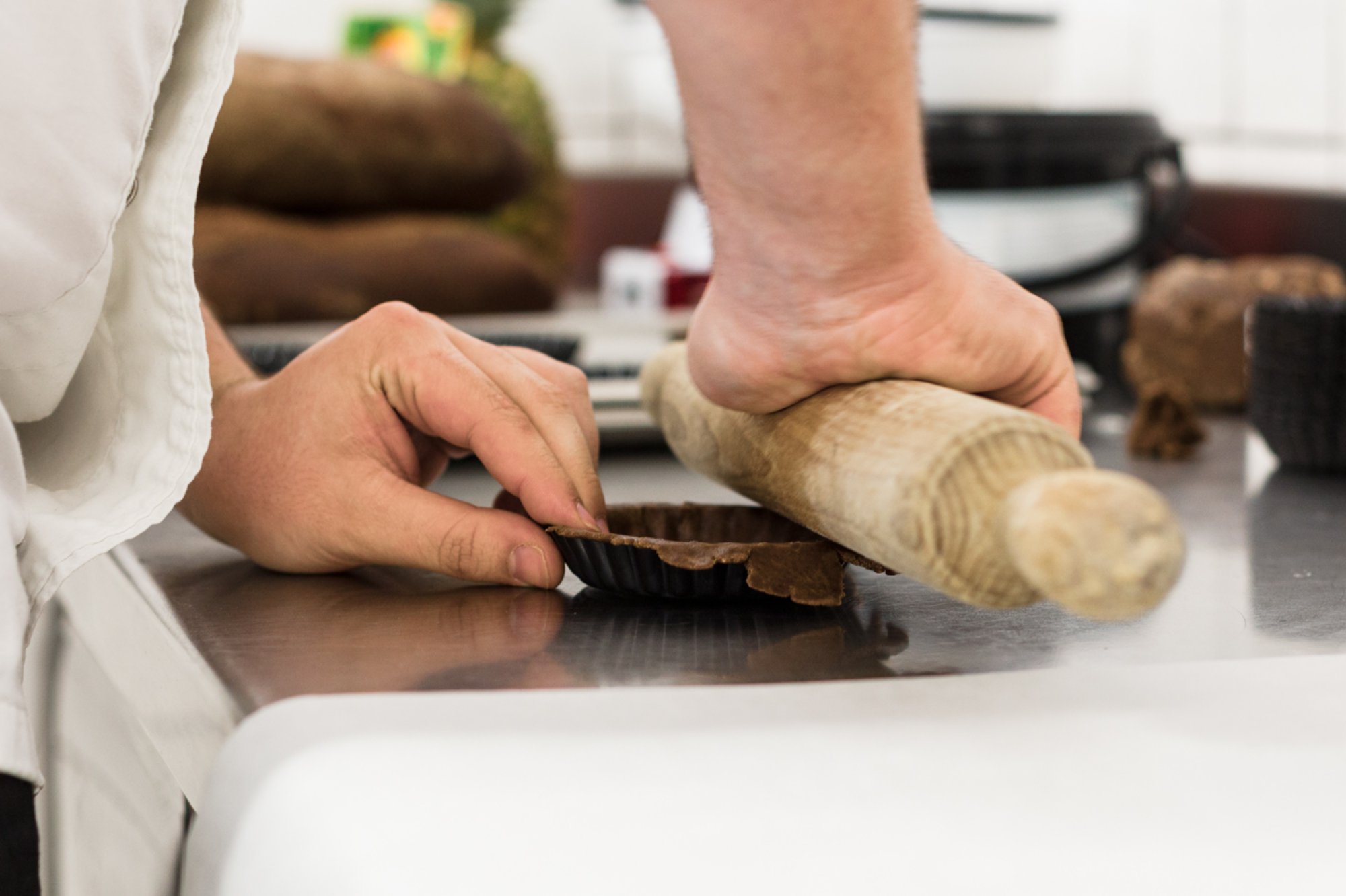 Restaurante 'Es Ventall': amasando las tartaletas de algarroba Restaurante 'Es Ventall': amasando las tartaletas de algarroba