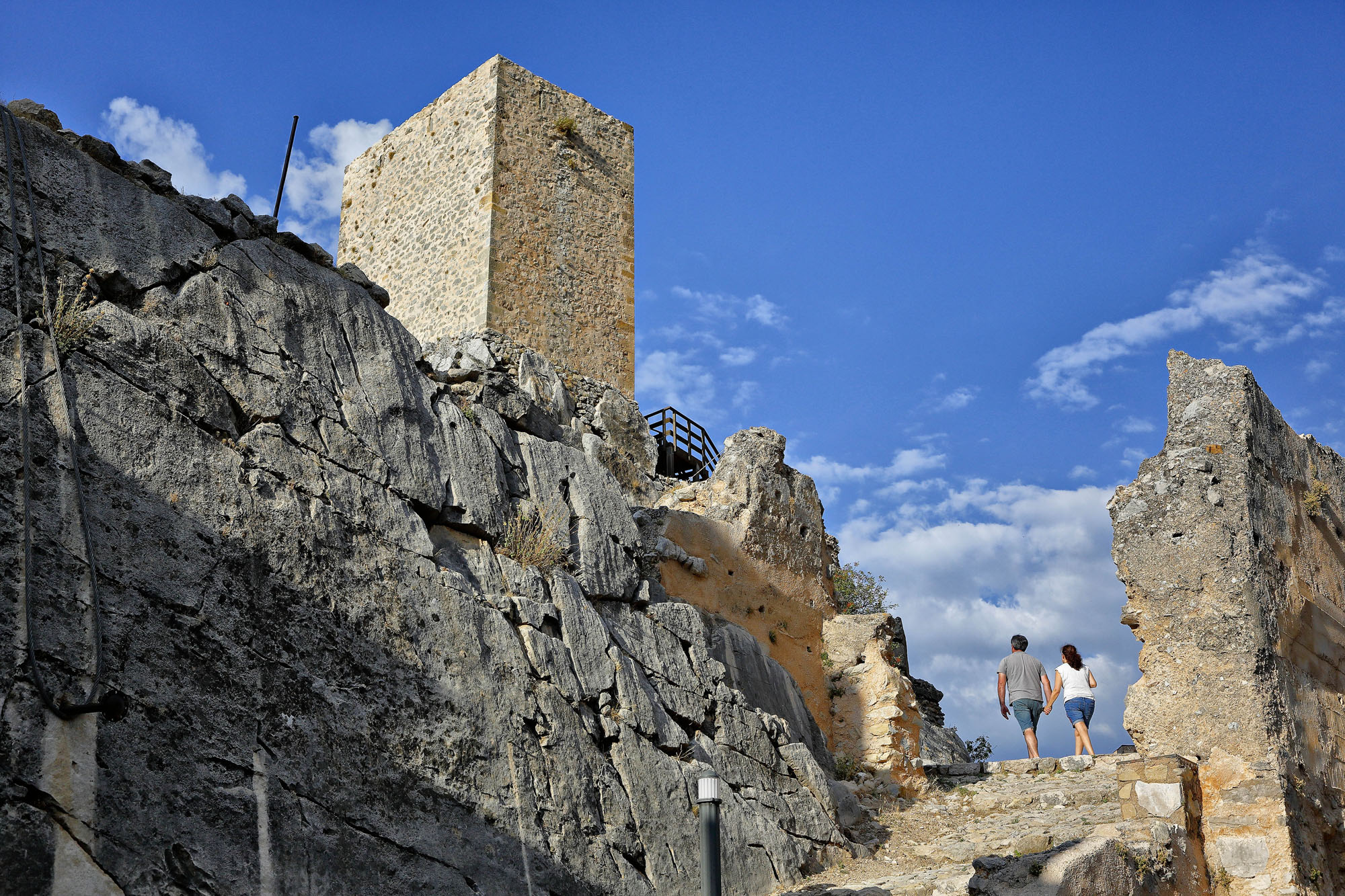 La Torre del Homenaje se levantó sobre la roca más alta. La Torre del Homenaje se levantó sobre la roca más alta.