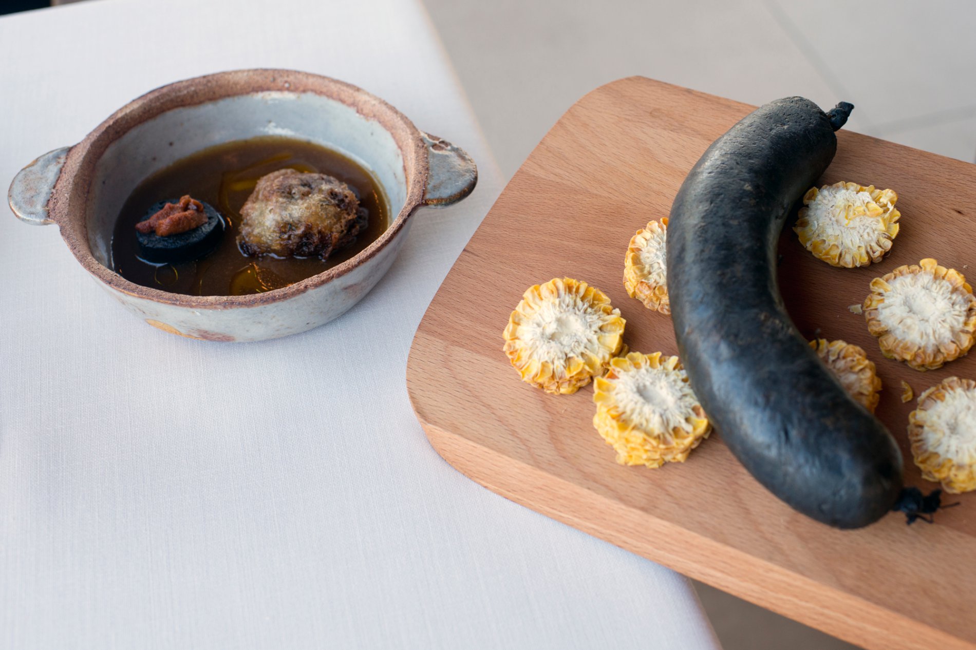 Restaurante BonAmb (Xábia, Alicante): jugo de cabeza de pescados con ortiga en tempura y morcilla de 'huitlacoche' con caviar de Riofrío. Restaurante BonAmb (Xábia, Alicante): jugo de cabeza de pescados con ortiga en tempura y morcilla de 'huitlacoche' con caviar de Riofrío.