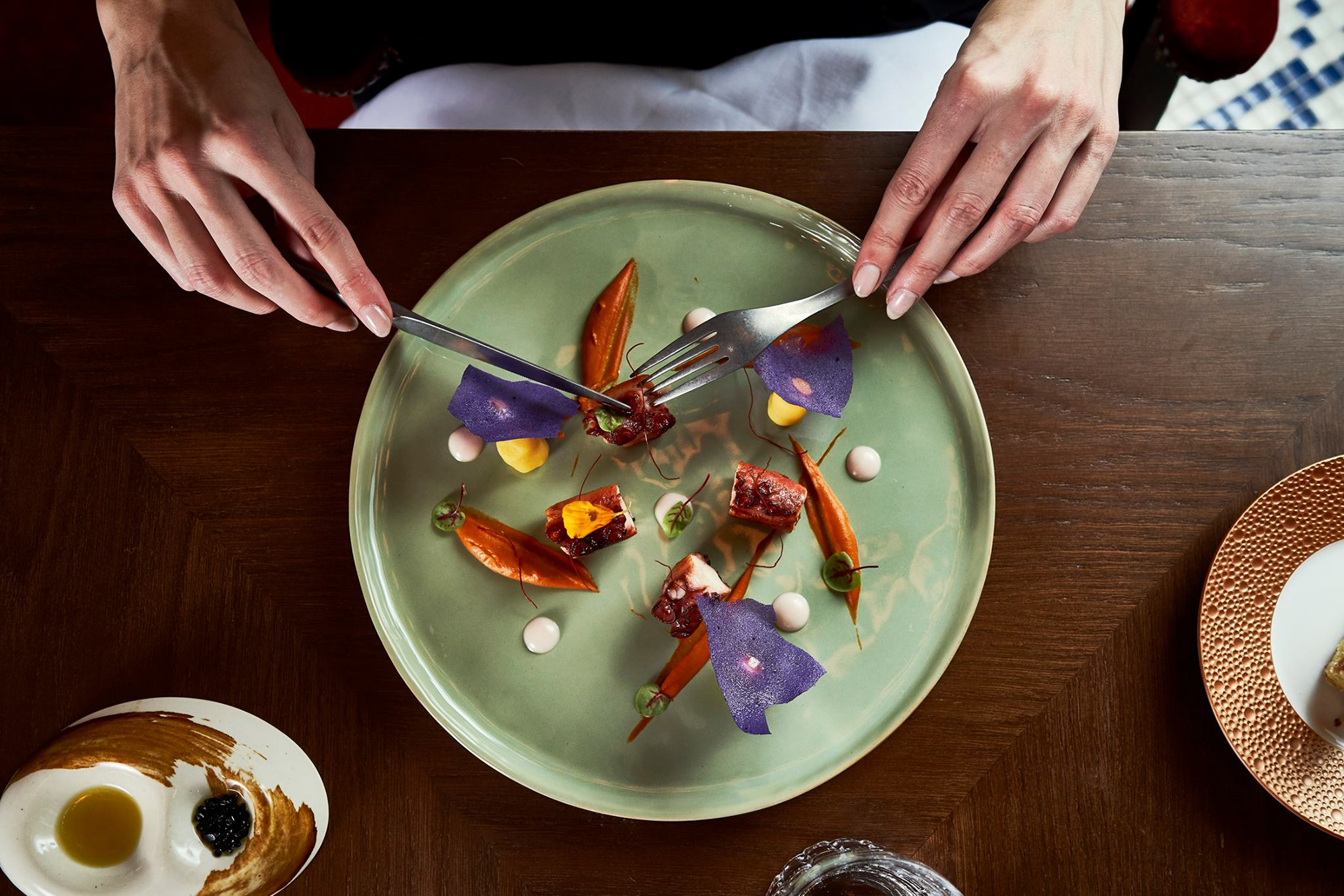Pulpo a la llama sobre puré ligero de pimentón y causa limeña en lo nuevo de Berasategui en la capital. Foto: Etxeko Madrid. Pulpo a la llama sobre puré ligero de pimentón y causa limeña en lo nuevo de Berasategui en la capital. Foto: Etxeko Madrid.