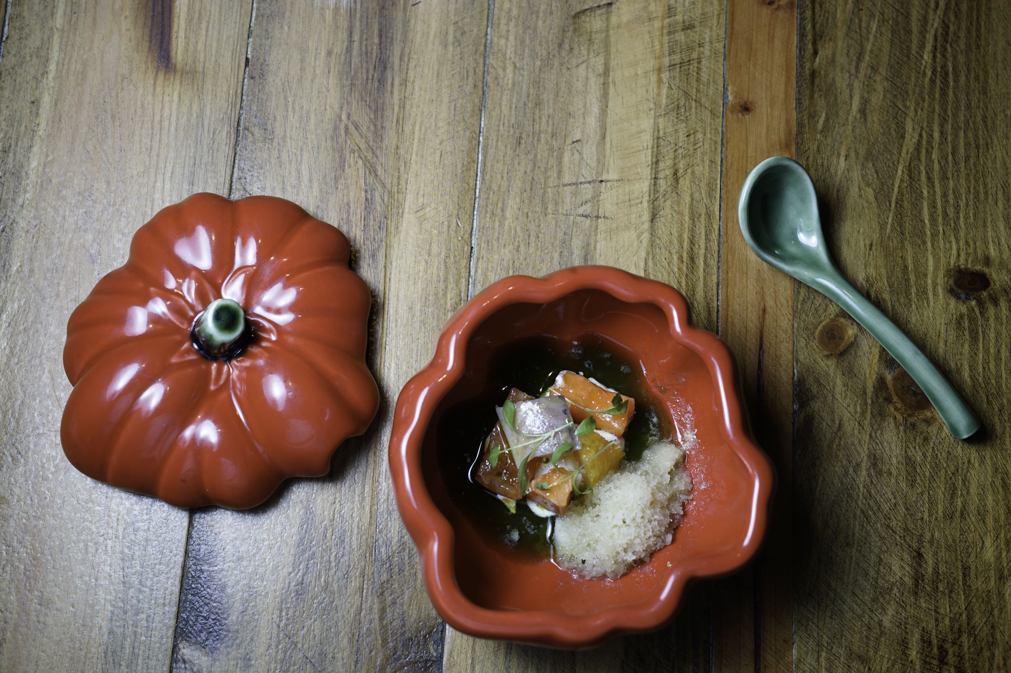 Ensalada de papaya, tomate, anguila, queso de cabra y granizado de lima limón. Ensalada de papaya, tomate, anguila, queso de cabra y granizado de lima limón.