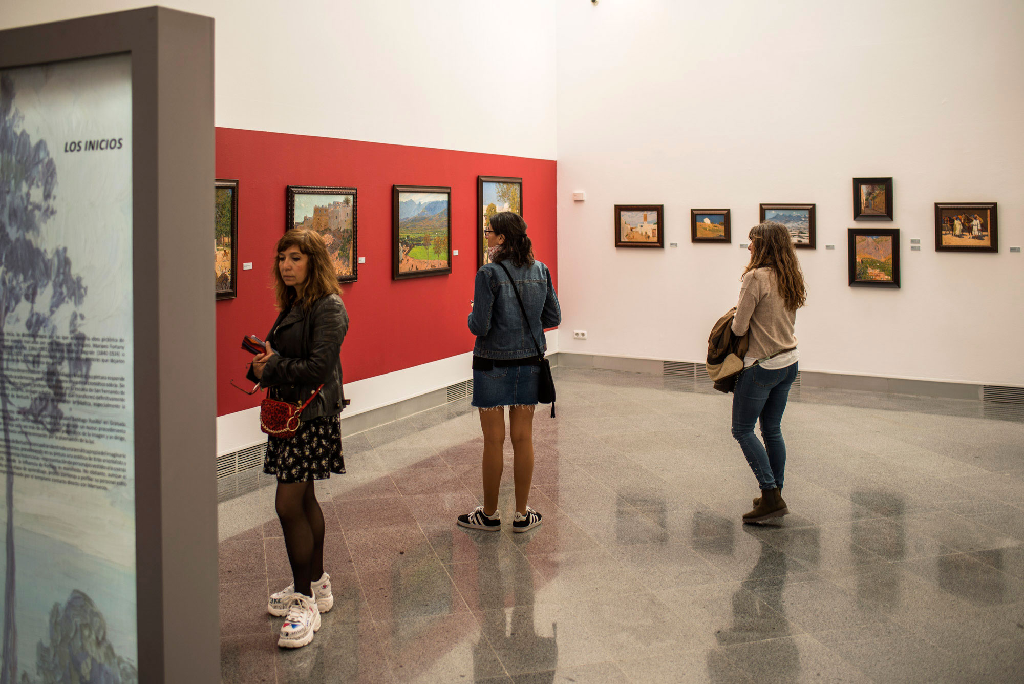 Exposición de Mariano Bertuchi en la sala de exposición de las Murallas Reales, en Ceuta. Exposición de Mariano Bertuchi en la sala de exposición de las Murallas Reales, en Ceuta.