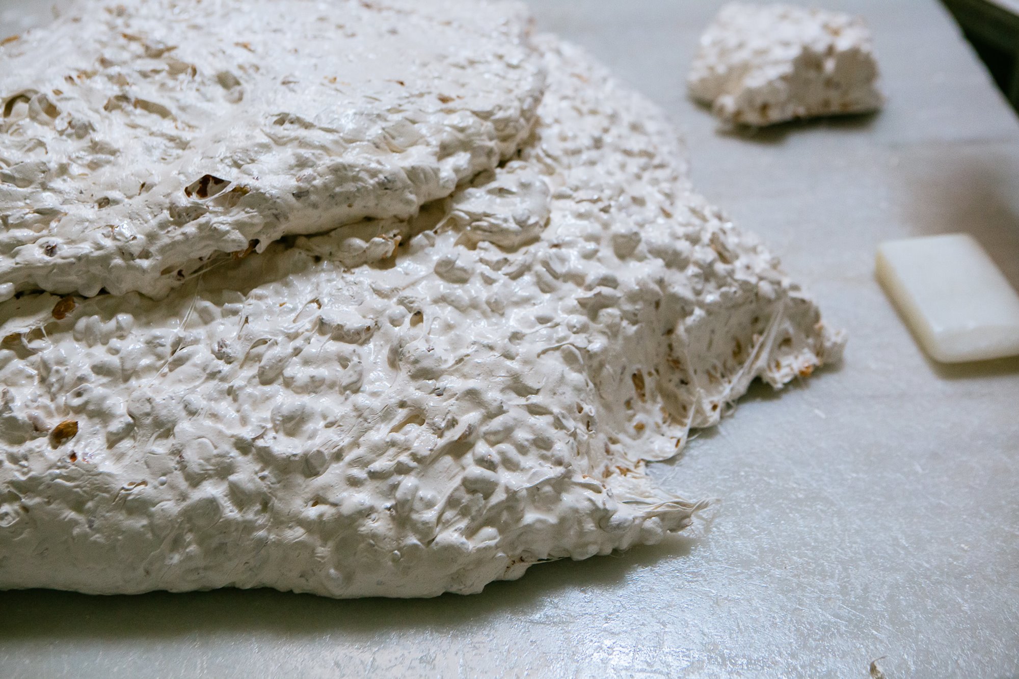 La masa del turrón duro durante el proceso de elaboración.