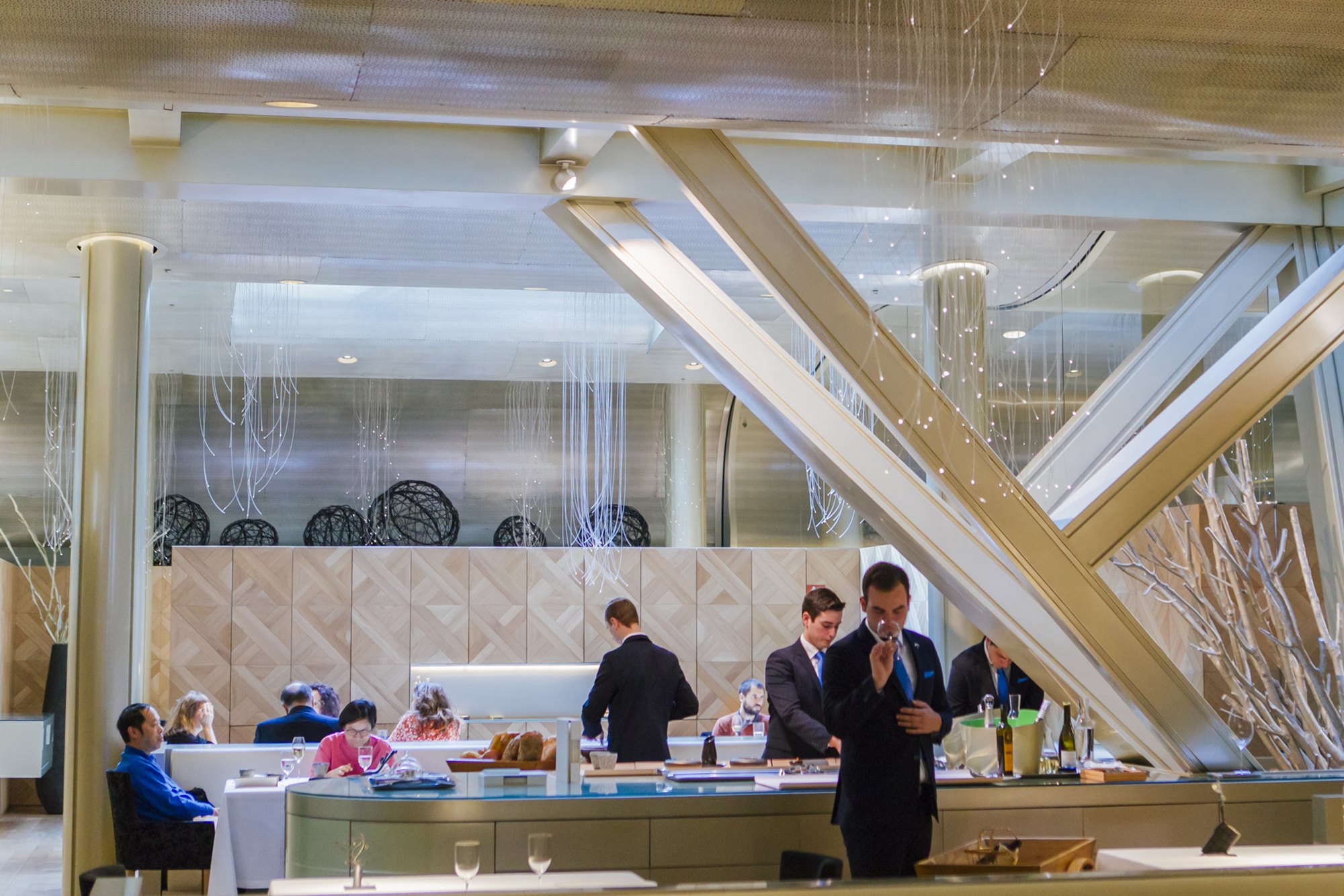 La luminosa sala de Lasarte en el 'Monument Hotel' de Barcelona, en la que nada queda al azar. La luminosa sala de Lasarte en el 'Monument Hotel' de Barcelona, en la que nada queda al azar.