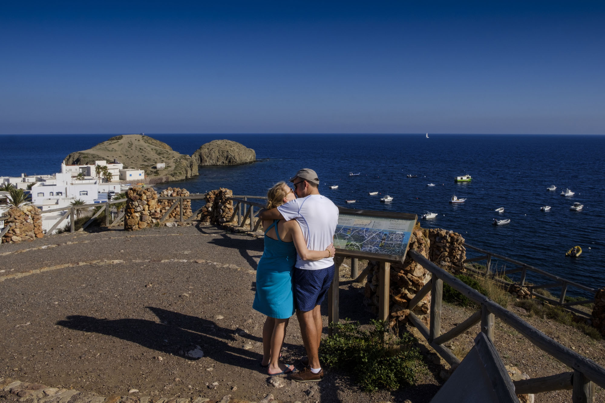 Desde el Mirador de la Isleta del Moro se ve el pueblo marinero y su puerto artesanal. Desde el Mirador de la Isleta del Moro se ve el pueblo marinero y su puerto artesanal.
