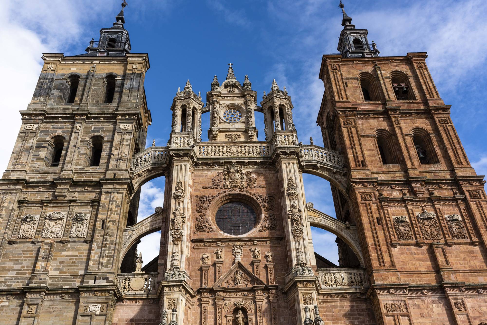 "Un monolito que ha caído en un lugar demasiado pequeño". Así describe Nooteboom la catedral de Astorga. "Un monolito que ha caído en un lugar demasiado pequeño". Así describe Nooteboom la catedral de Astorga.
