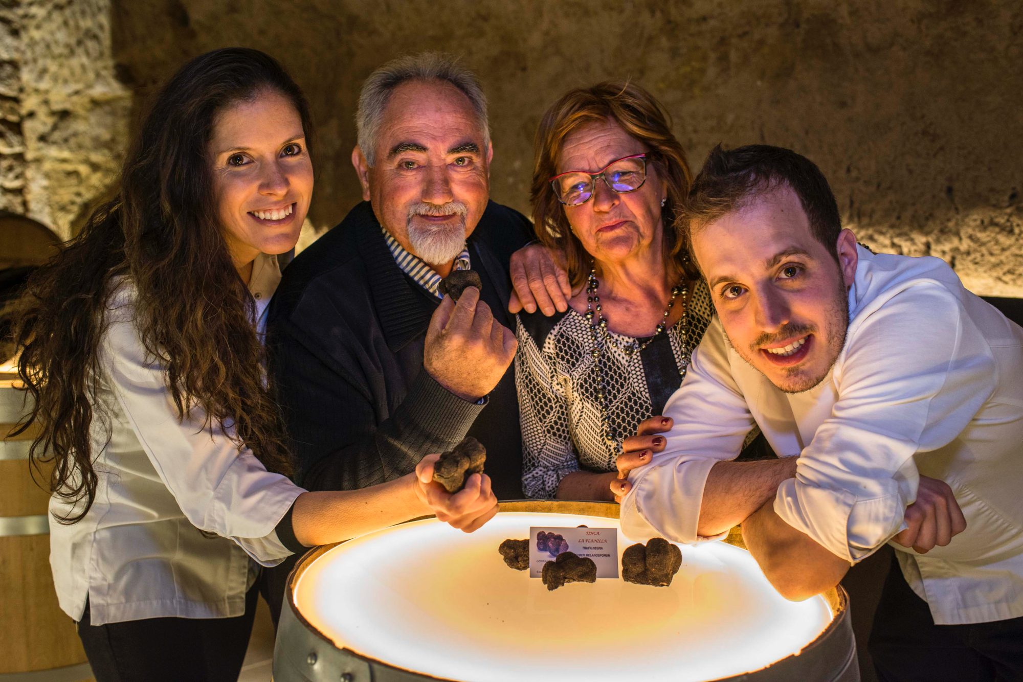 Carolina Sánchez e Iñaki Murúa ('Íkaro') junto a Jaime y Josefina, de la finca trufera 'La Planilla' Carolina Sánchez e Iñaki Murúa ('Íkaro') junto a Jaime y Josefina, de la finca trufera 'La Planilla'