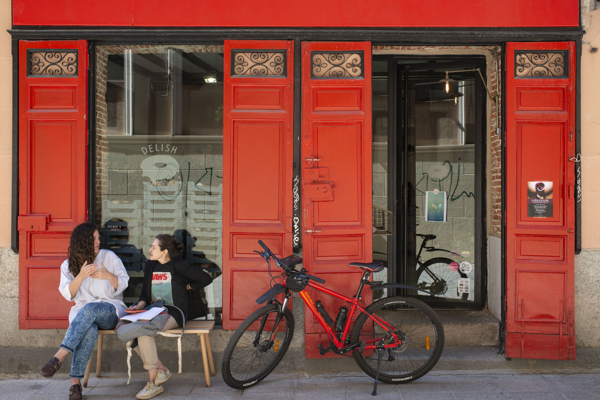 La tienda-café 'Delish Vegan' se encuentra en una calle tranquila a pocos metros del madrileño Centro Cultural Conde Duque. La tienda-café 'Delish Vegan' se encuentra en una calle tranquila a pocos metros del madrileño Centro Cultural Conde Duque.