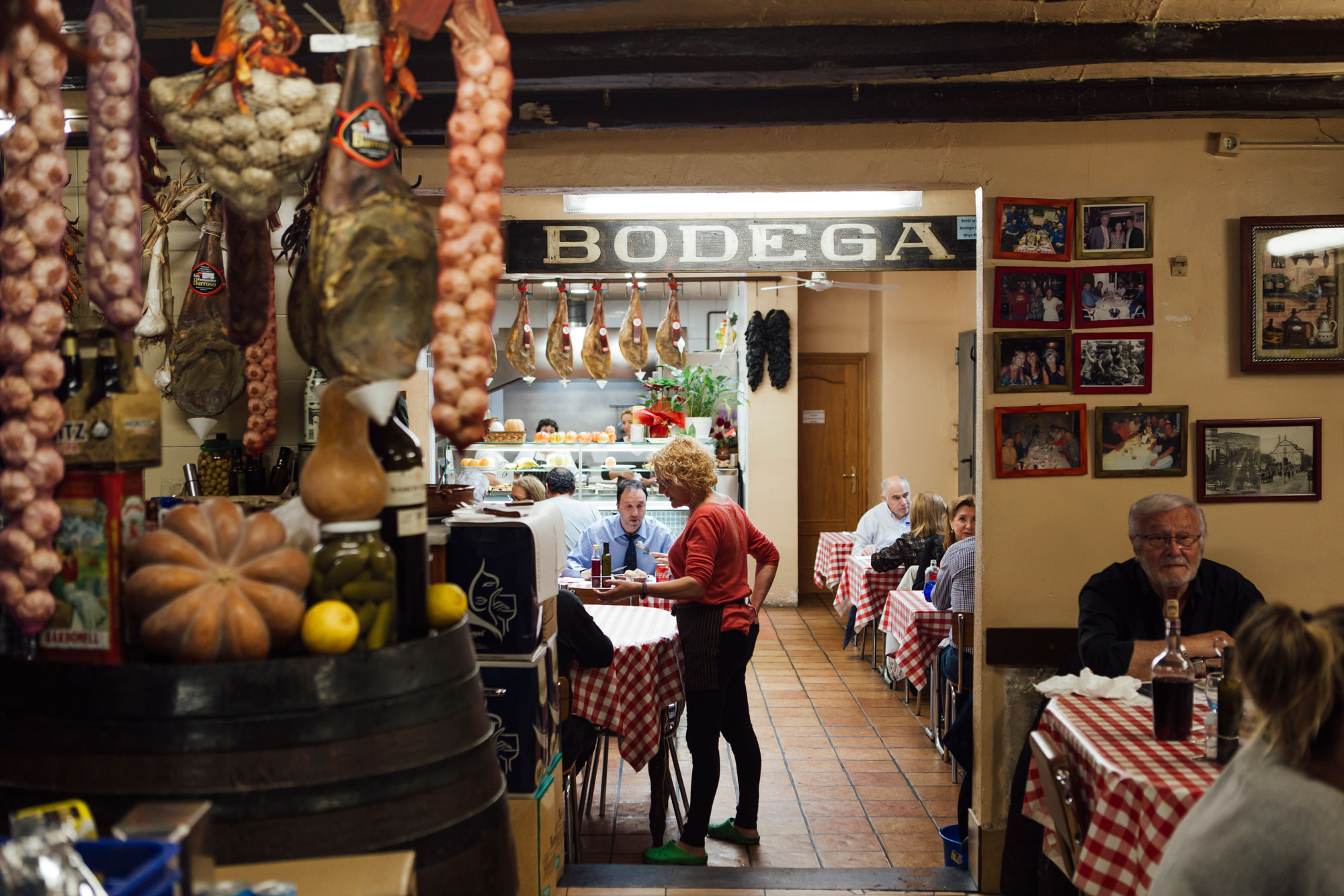 'Bodega Bartolí', con sus ristras de ajos colgando en todos lados. 'Bodega Bartolí', con sus ristras de ajos colgando en todos lados.