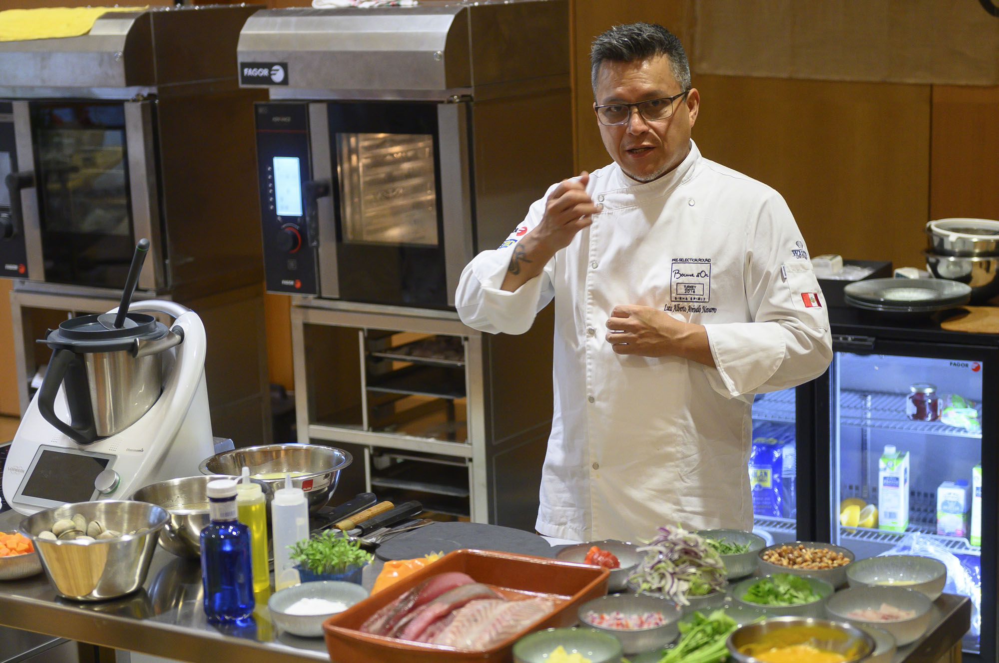 Luis Arévalo está considerado uno de los introductores de la cocina 'nikkei' en Europa. Luis Arévalo está considerado uno de los introductores de la cocina 'nikkei' en Europa.