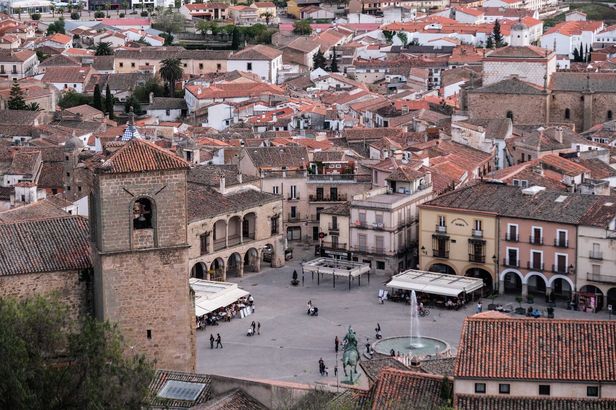 Vista parcial de la Plaza Mayor desde el Mirador de la Monja. Vista parcial de la Plaza Mayor desde el Mirador de la Monja.