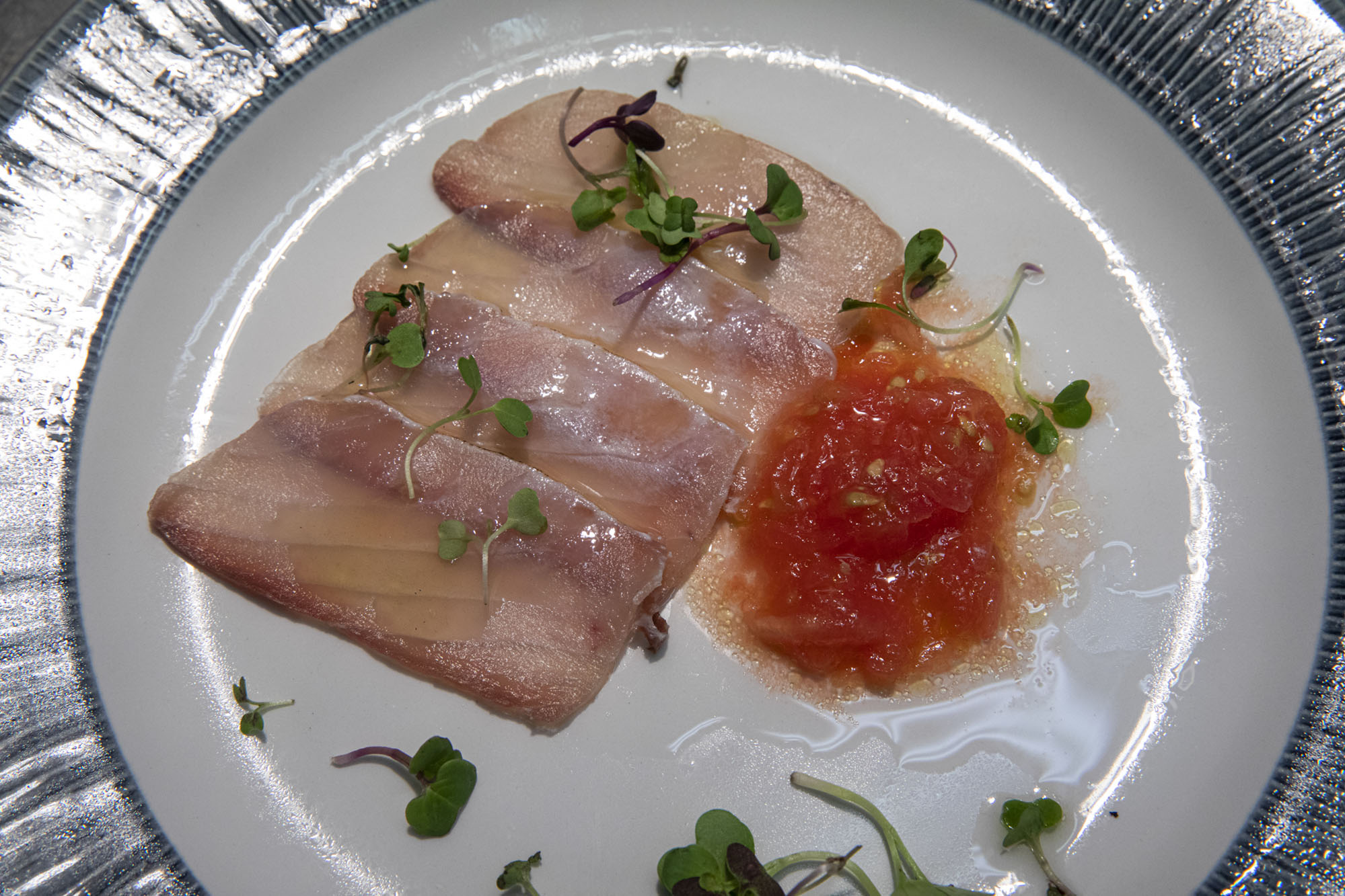 Tiradito de lecha en salazón casero. Tiradito de lecha en salazón casero.