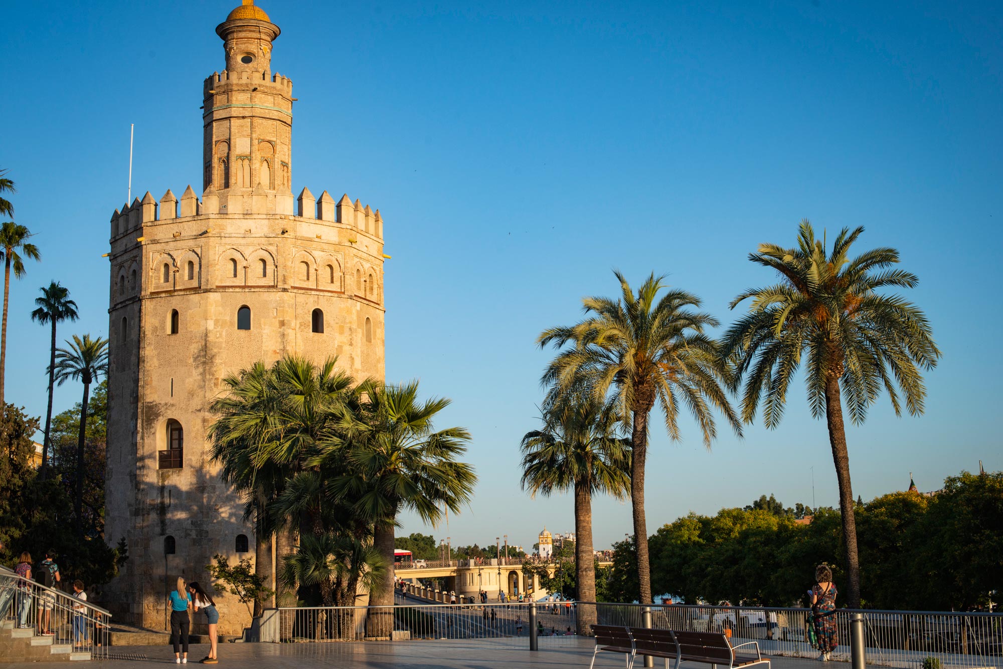 La Torre del Oro al atardecer, camino de La Macarena, el barrio donde vivió Borges. La Torre del Oro al atardecer, camino de La Macarena, el barrio donde vivió Borges.