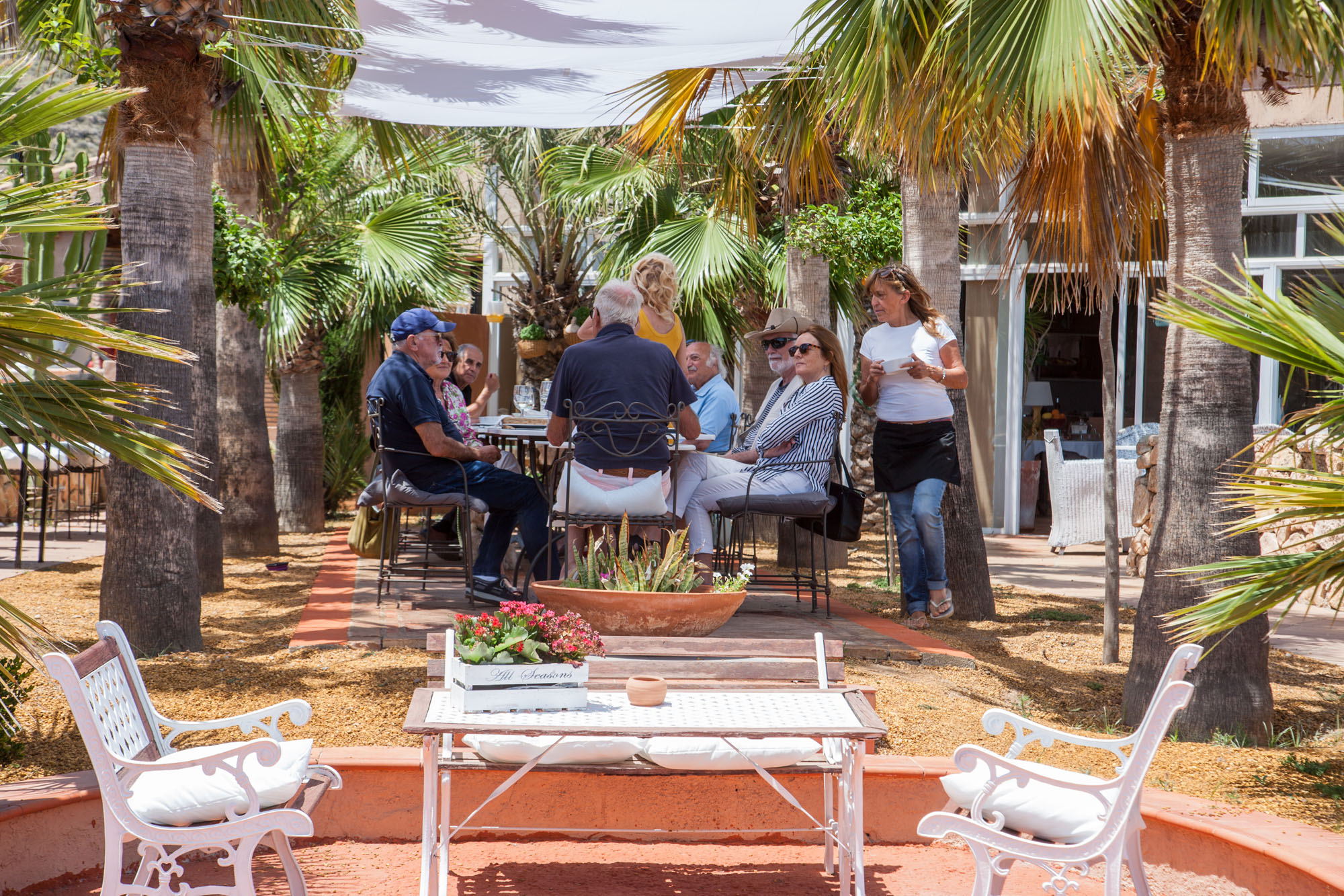 El restaurante del cortijo está abierto a todo el público, no solo a los huéspedes. El restaurante del cortijo está abierto a todo el público, no solo a los huéspedes.