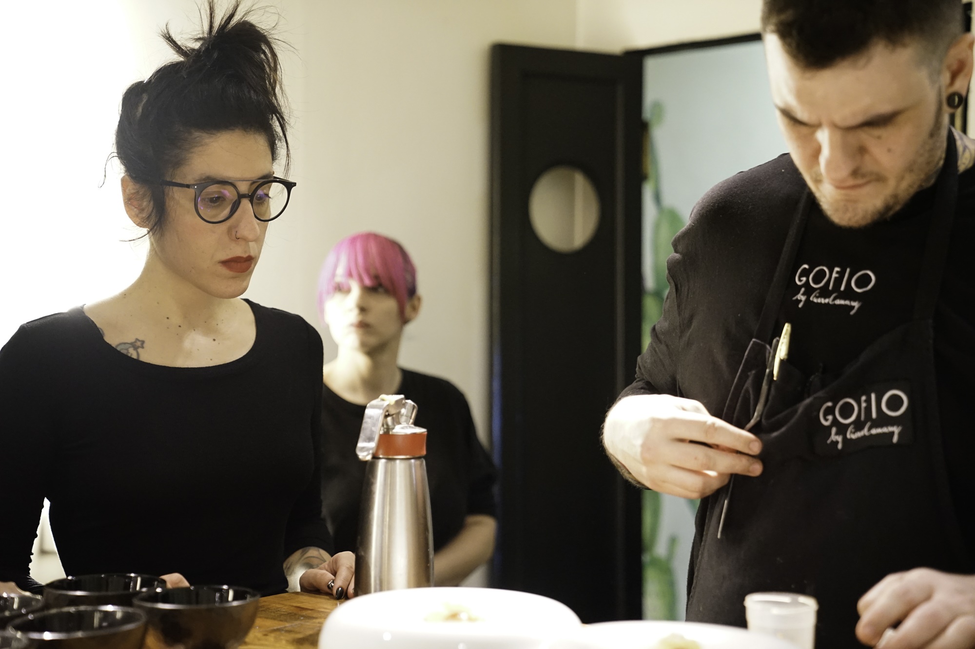 Los artífices de 'Gofio', Aída González y Sefa Cruz, en la mesa de montaje. Los artífices de 'Gofio', Aída González y Sefa Cruz, en la mesa de montaje.