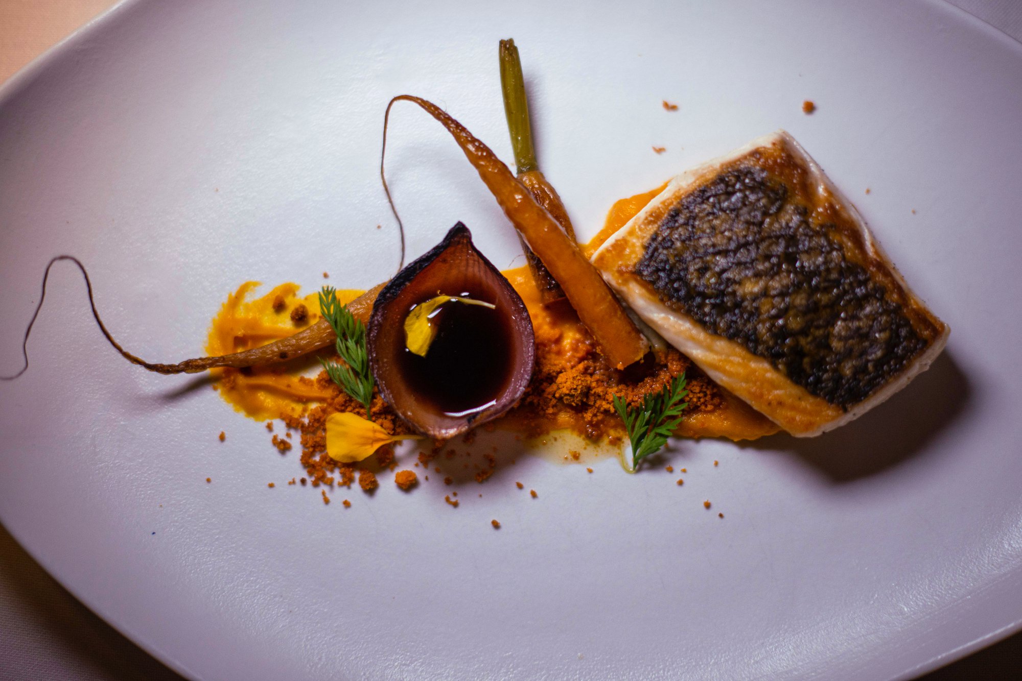 Restaurante 'Quimera' (Formentera): lubina, hinojo, zanahoria al comino, cebolla morada y aroma de galanga Restaurante 'Quimera' (Formentera): lubina, hinojo, zanahoria al comino, cebolla morada y aroma de galanga