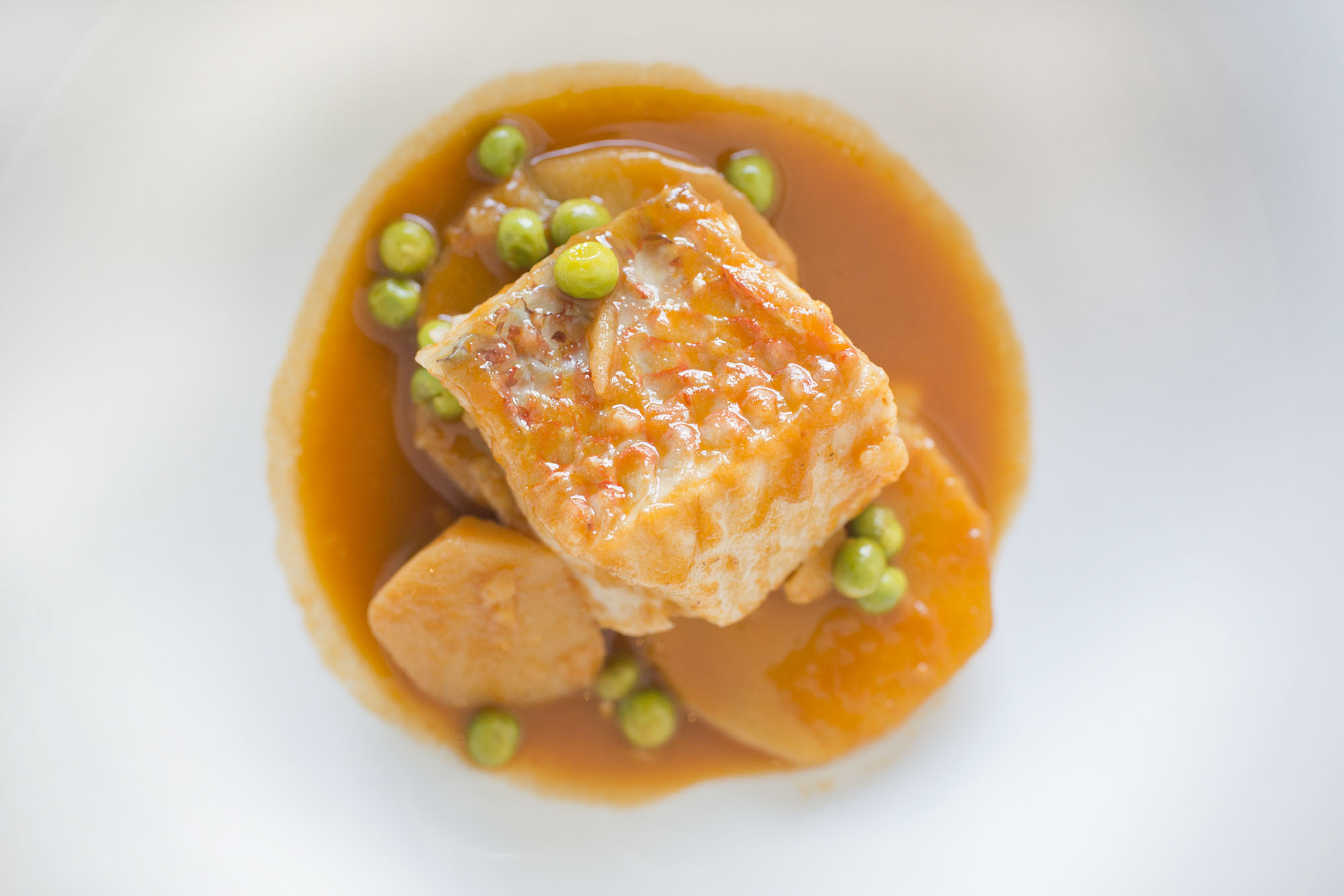 Merluza, raya, virrey, san martiño... cualquier pescado con la ajada de Ríos resulta estupendo. Merluza, raya, virrey, san martiño... cualquier pescado con la ajada de Ríos resulta estupendo.