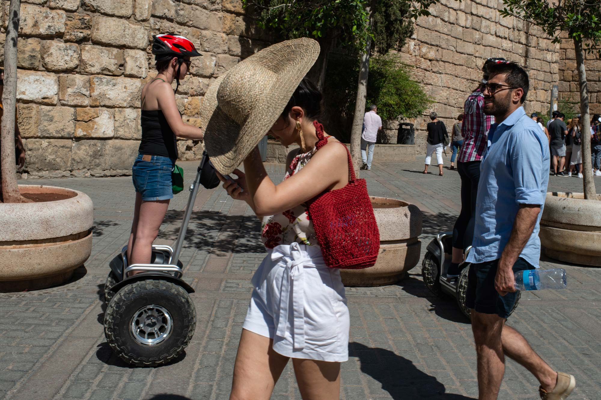 Turistas huyendo del sol en Sevilla. Turistas huyendo del sol en Sevilla.
